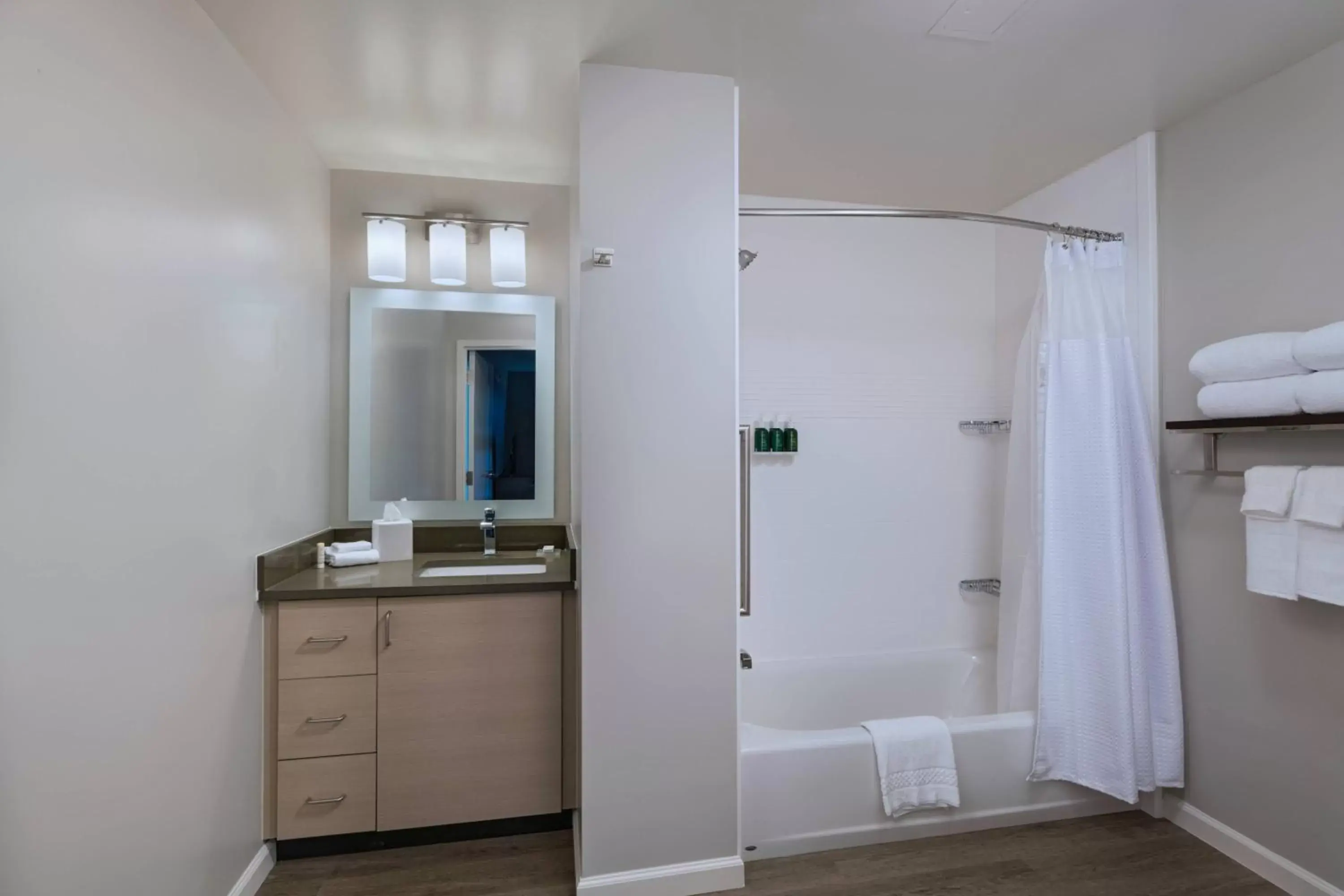 Bathroom, TV/Entertainment Center in TownePlace Suites by Marriott San Diego Airport/Liberty Station