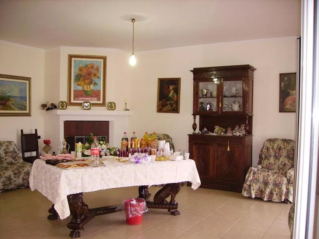 Communal lounge/ TV room in Villa Linda Bed And Breakfast