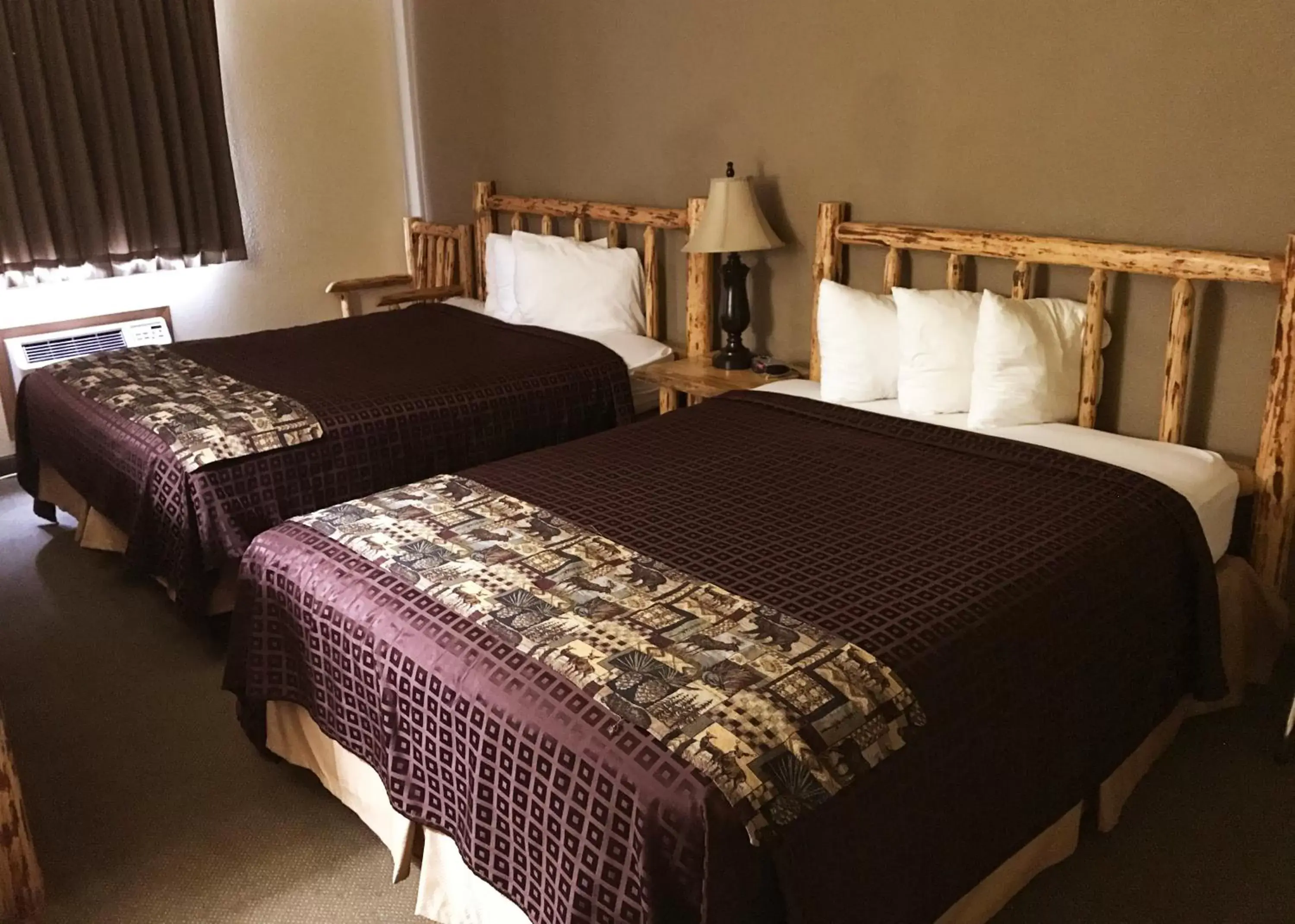 Bed in FairBridge Inn and Suites Sandpoint