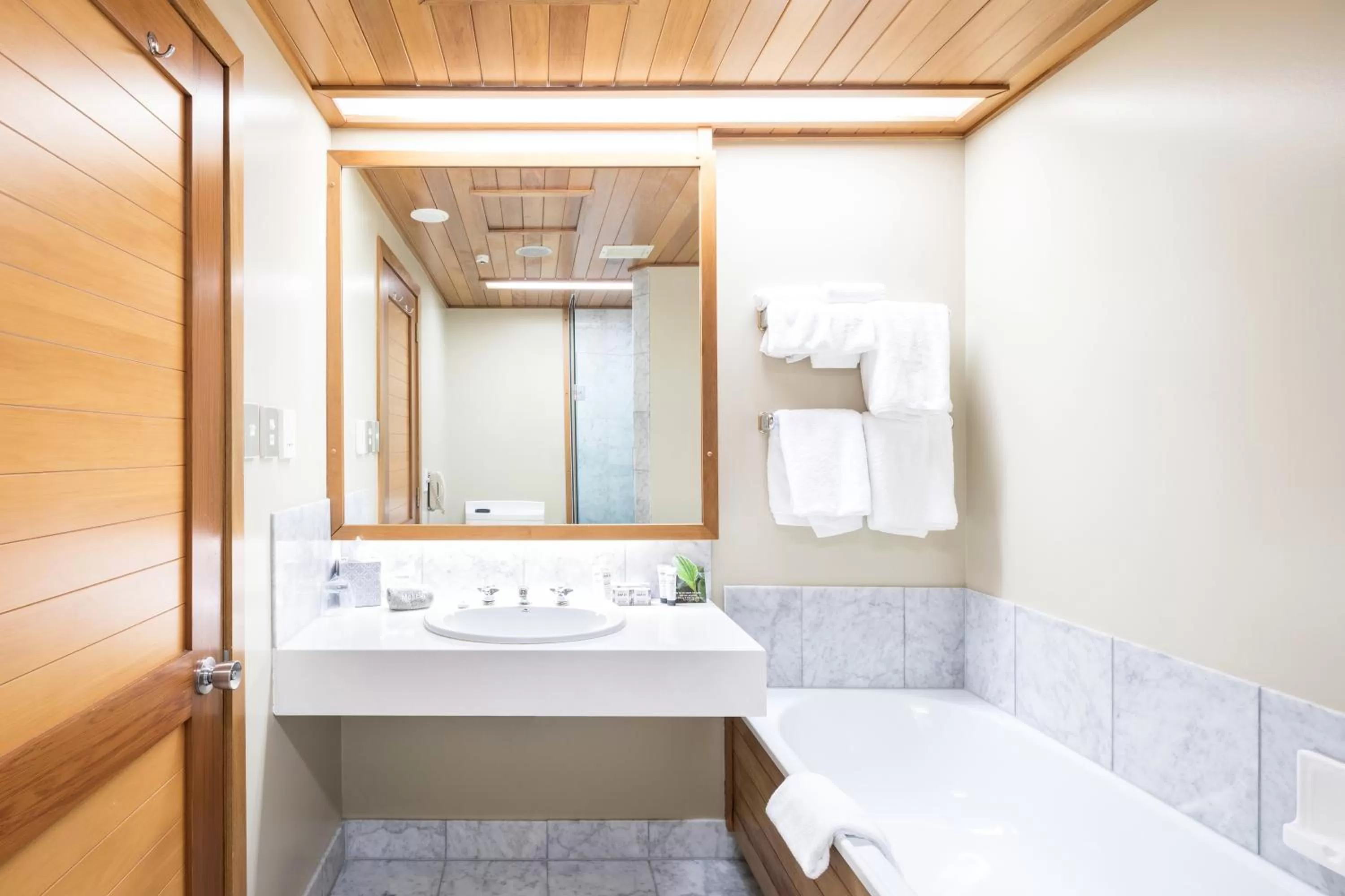 Bathroom in Commodore Airport Hotel Christchurch