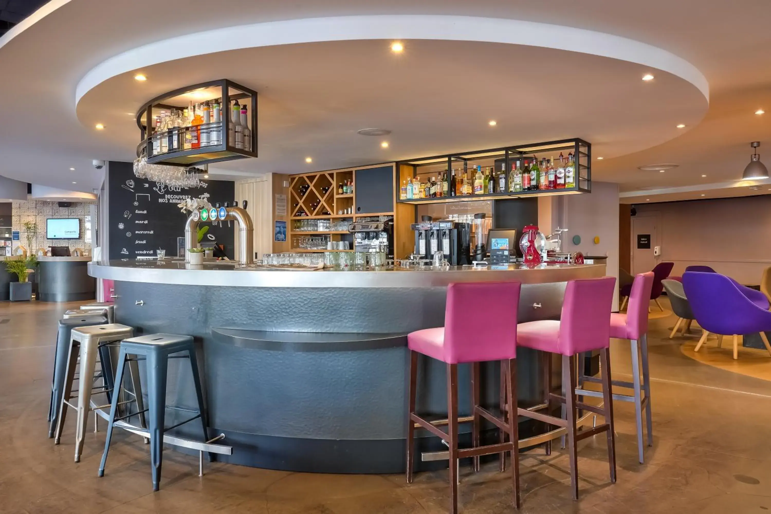 Lounge or bar, Lounge/Bar in Campanile Paris Ouest - Pont De Suresnes
