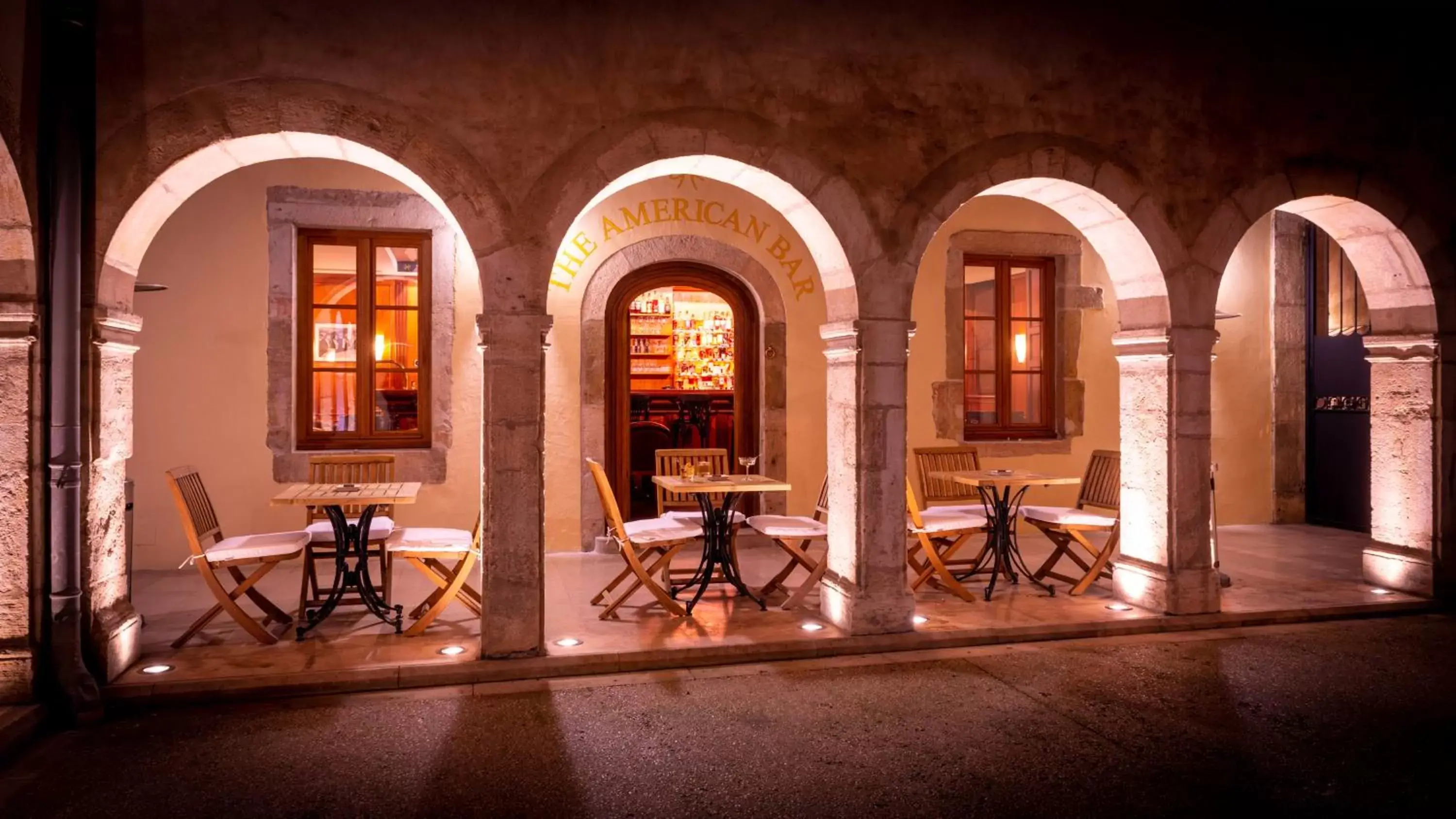 Lounge or bar in L'Hôtel Lounge or bar in L'Hôtel