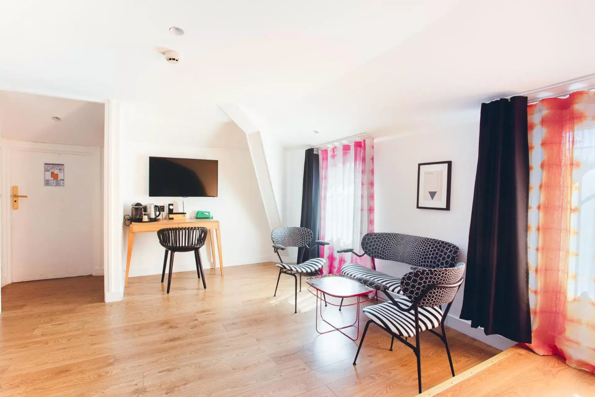 Living room, Seating Area in The Originals Boutique, Hôtel Le Lion, Clermont-Ferrand