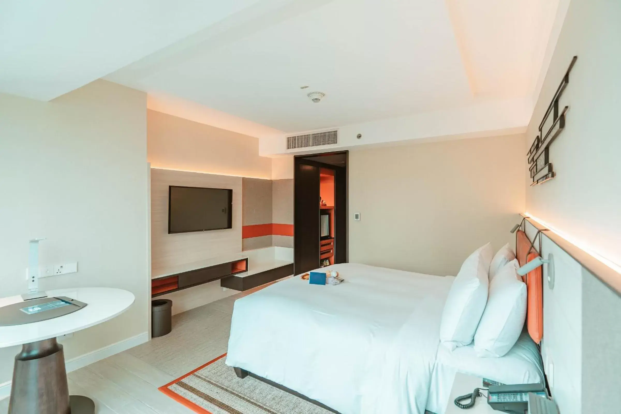 Bedroom in DoubleTree by Hilton Bangkok Ploenchit