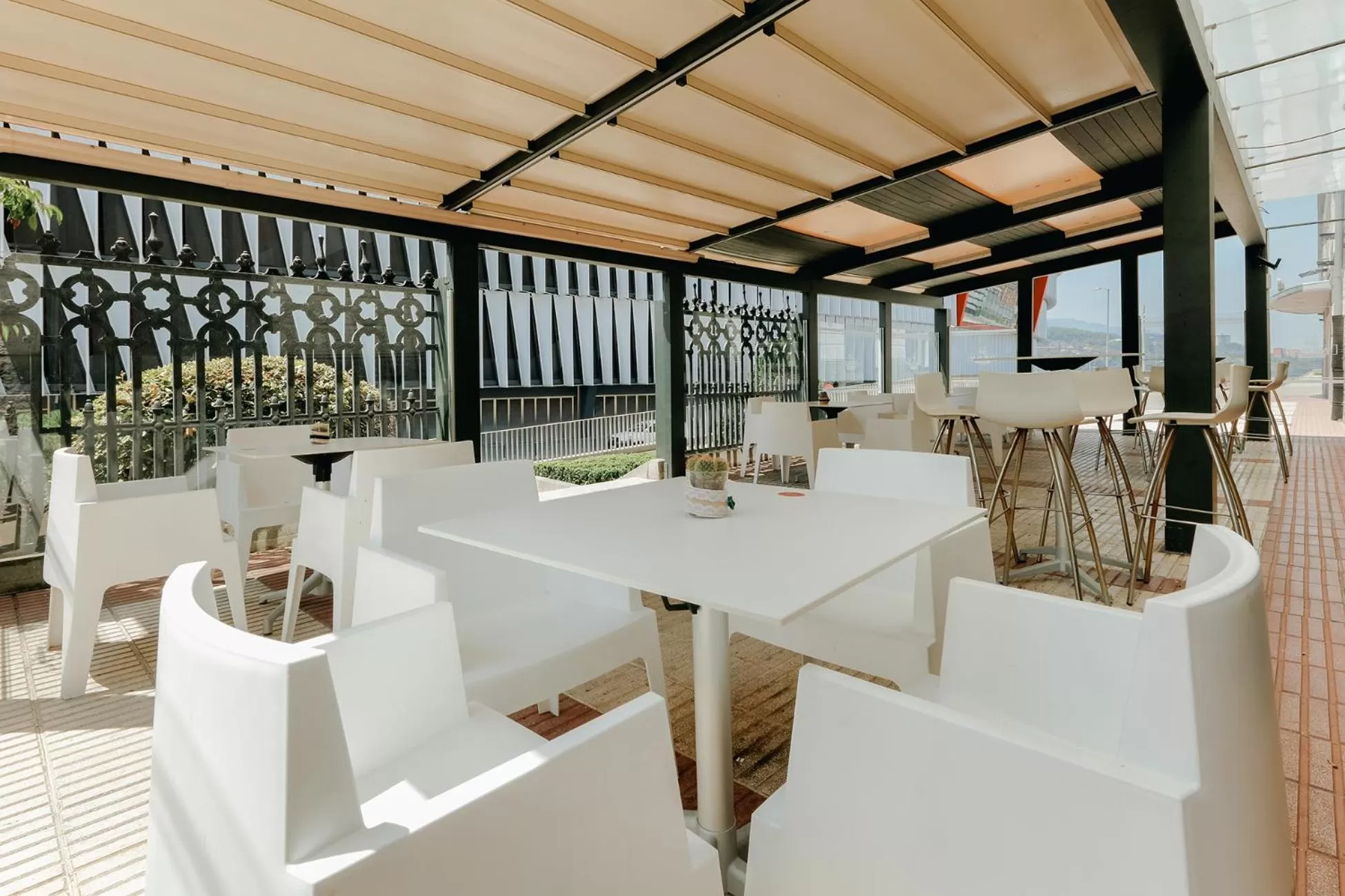 Lounge or bar in Abba Euskalduna Hotel