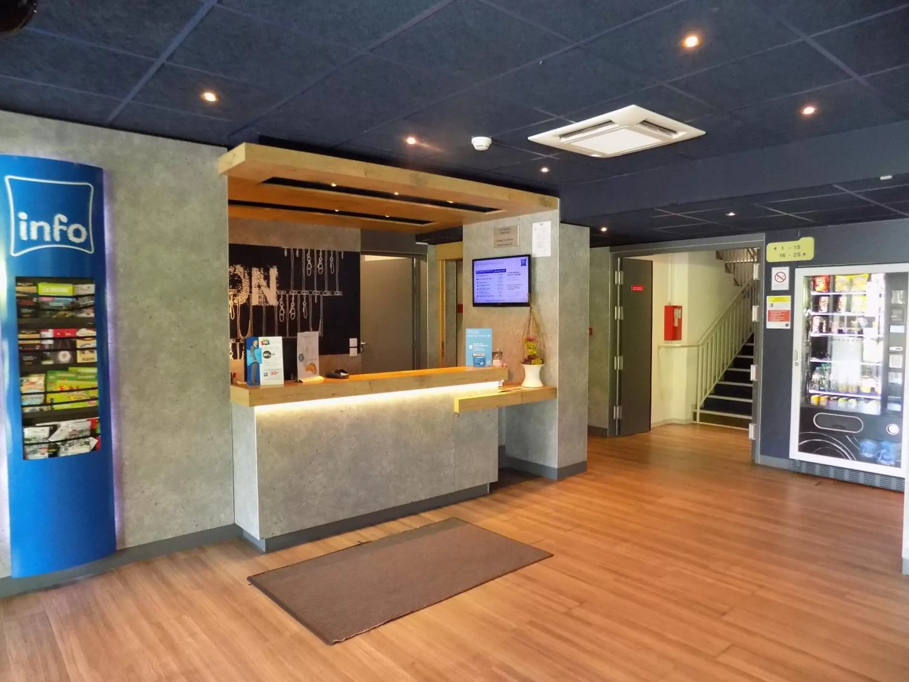 Lobby or reception in IBIS BUDGET Biarritz - Anglet