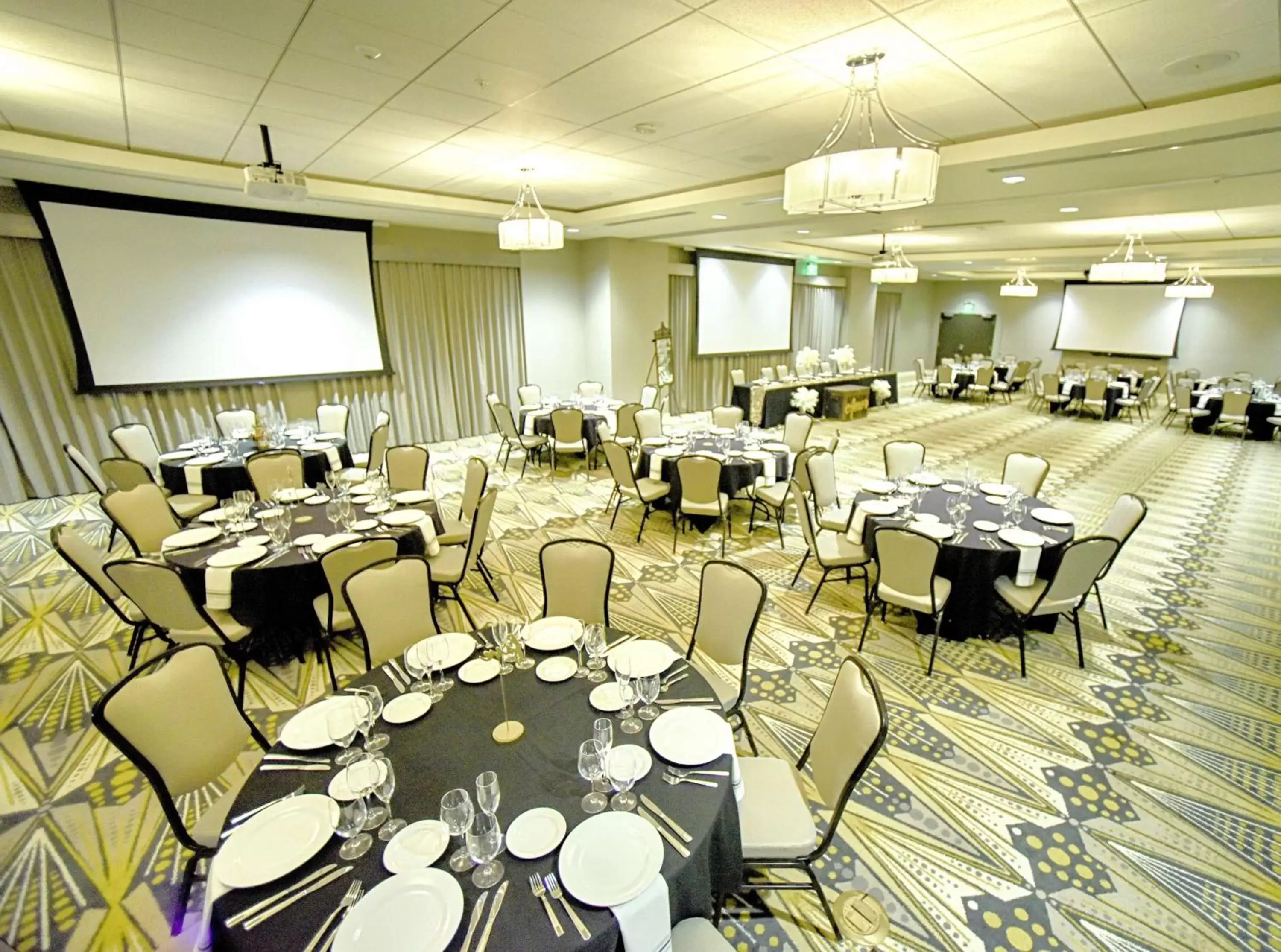 Meeting/conference room, Restaurant/Places to Eat in Hilton Garden Inn Santa Barbara/Goleta