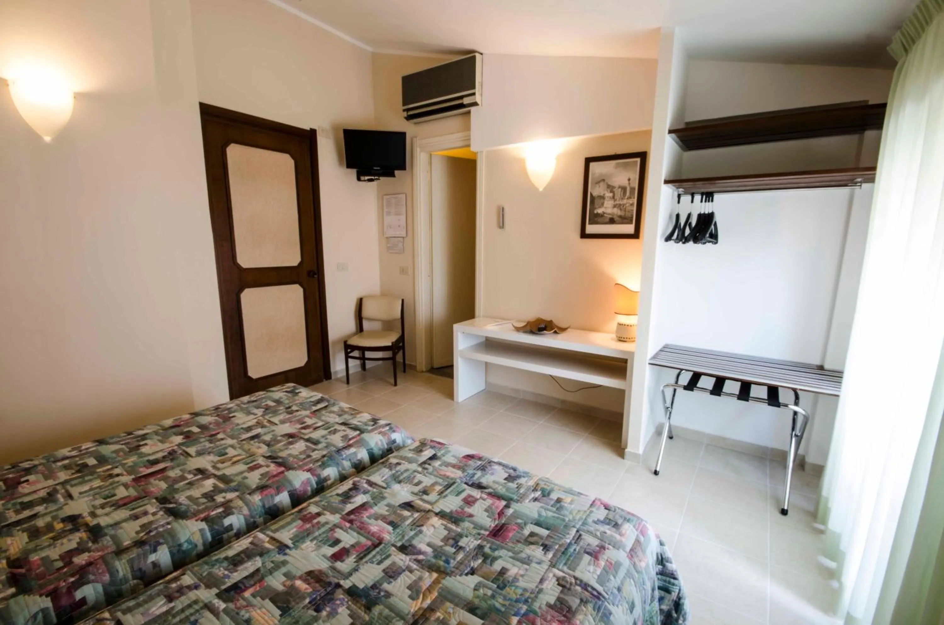 Photo of the whole room, Bed in Hotel Tarconte