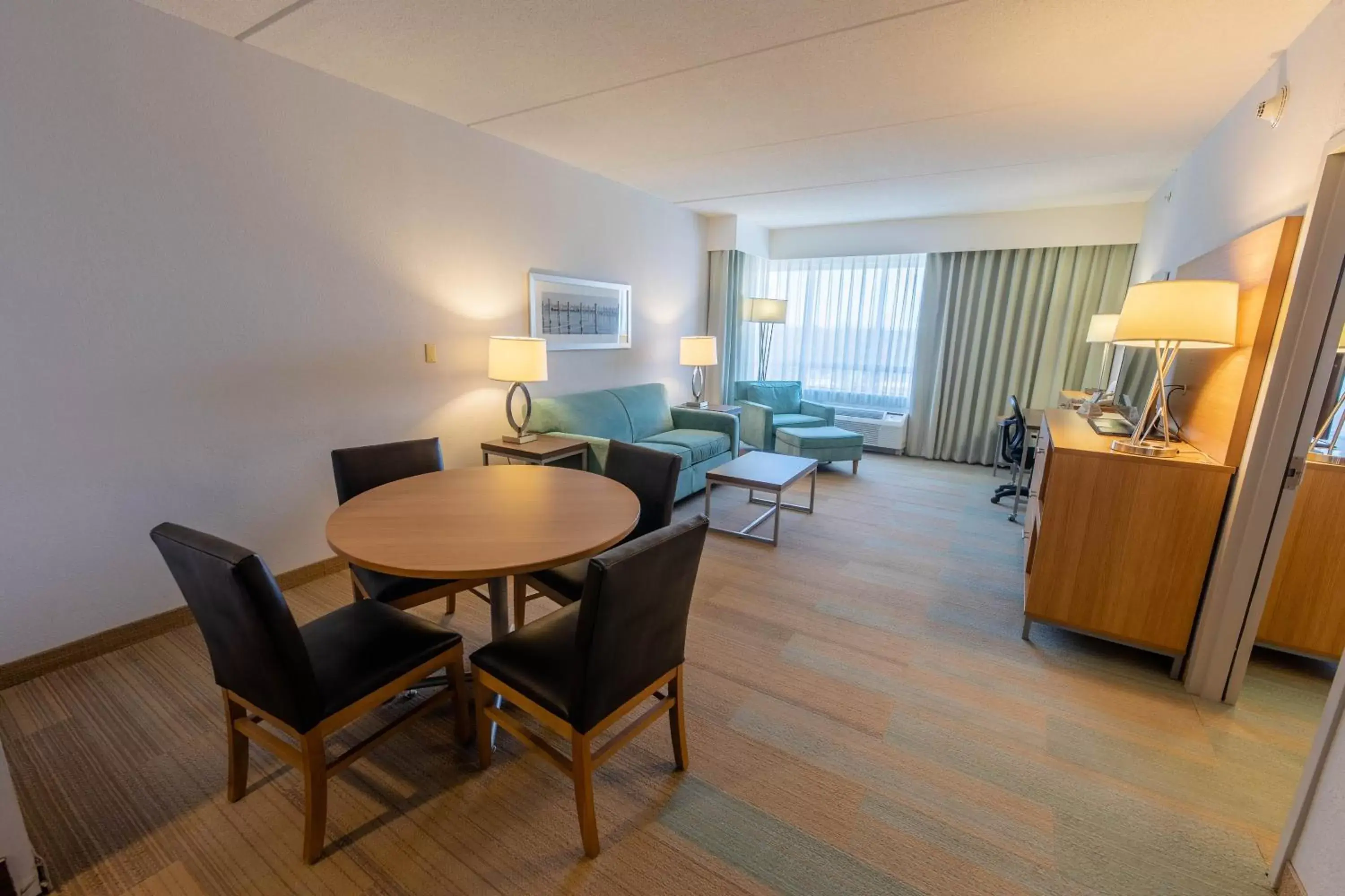 Photo of the whole room, Dining Area in Holiday Inn Manahawkin/Long Beach Island, an IHG Hotel