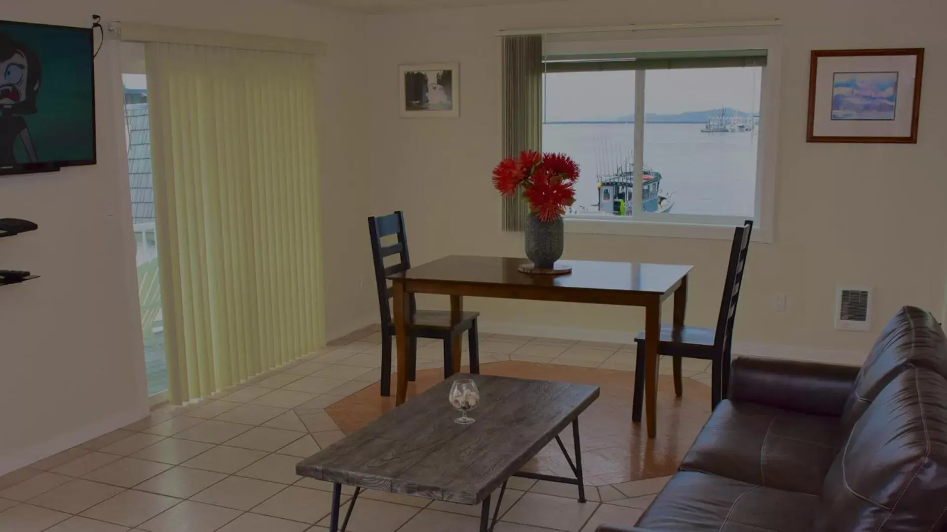 Dining Area in Longliner Lodge and Suites