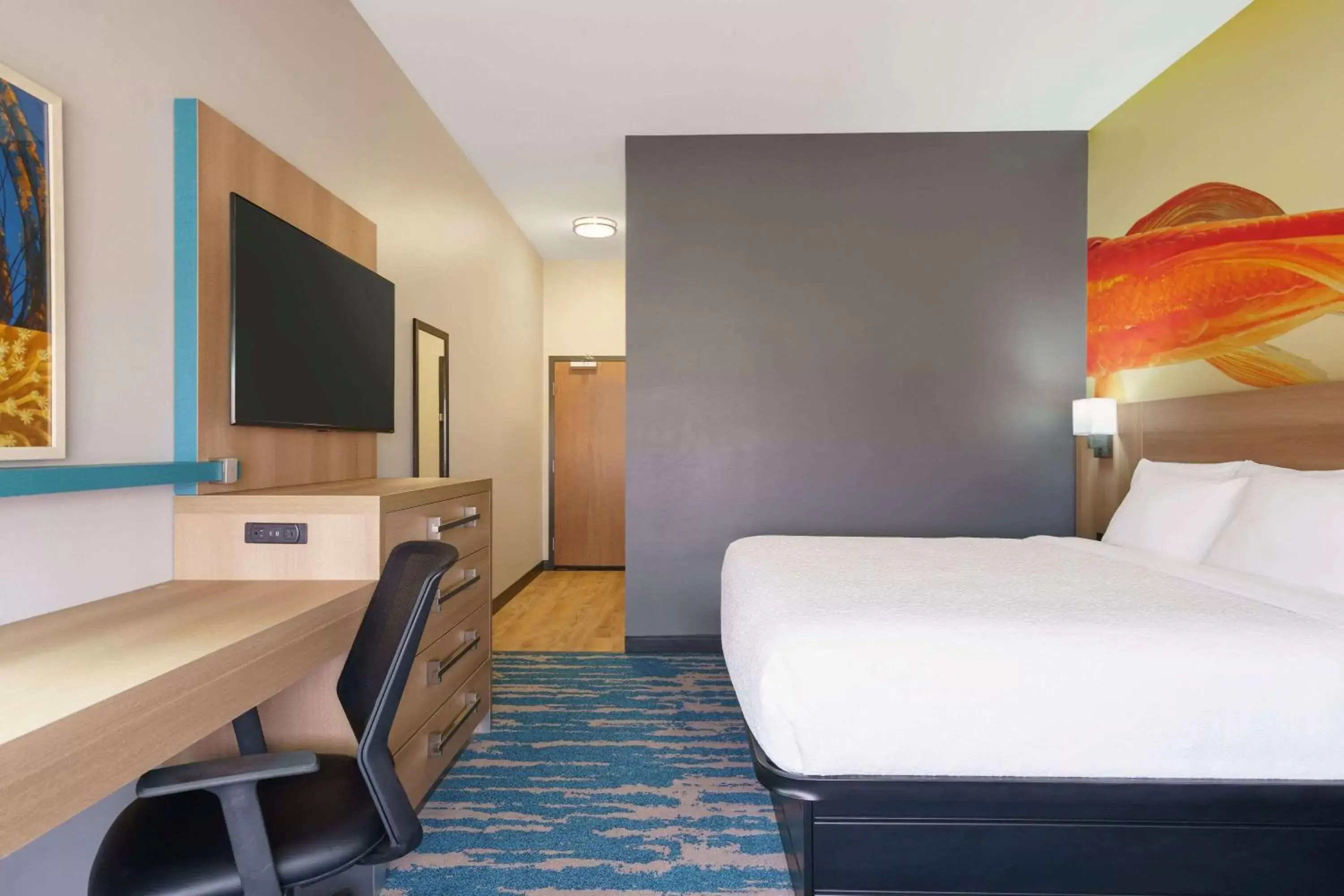 Photo of the whole room, Bed in La Quinta Inn & Suites by Wyndham San Antonio Seaworld LAFB
