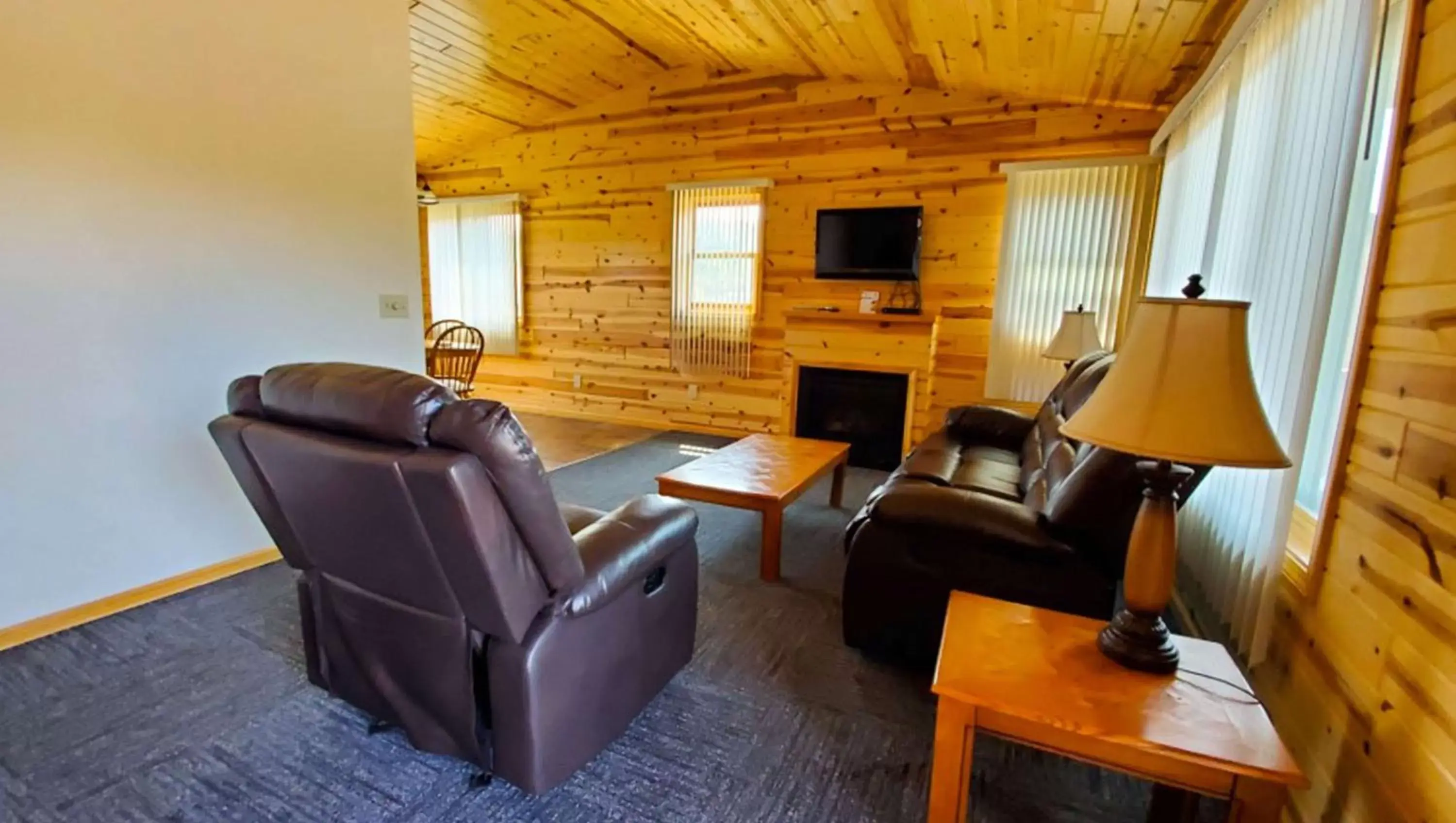 Photo of the whole room, Seating Area in Jasper Ridge Inn Ishpeming