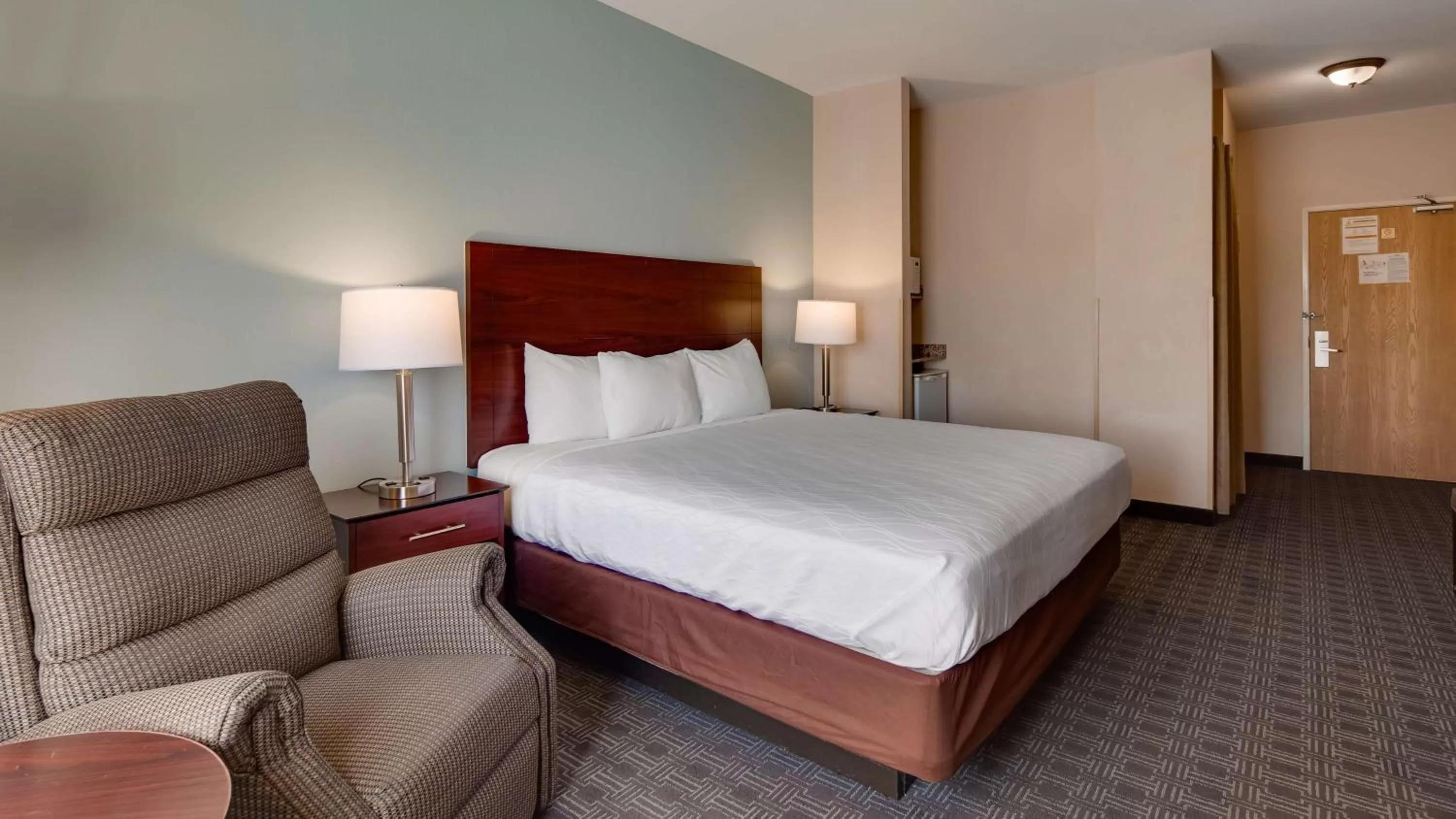 Photo of the whole room, Bed in Best Western Plus Gateway Inn & Suites - Aurora