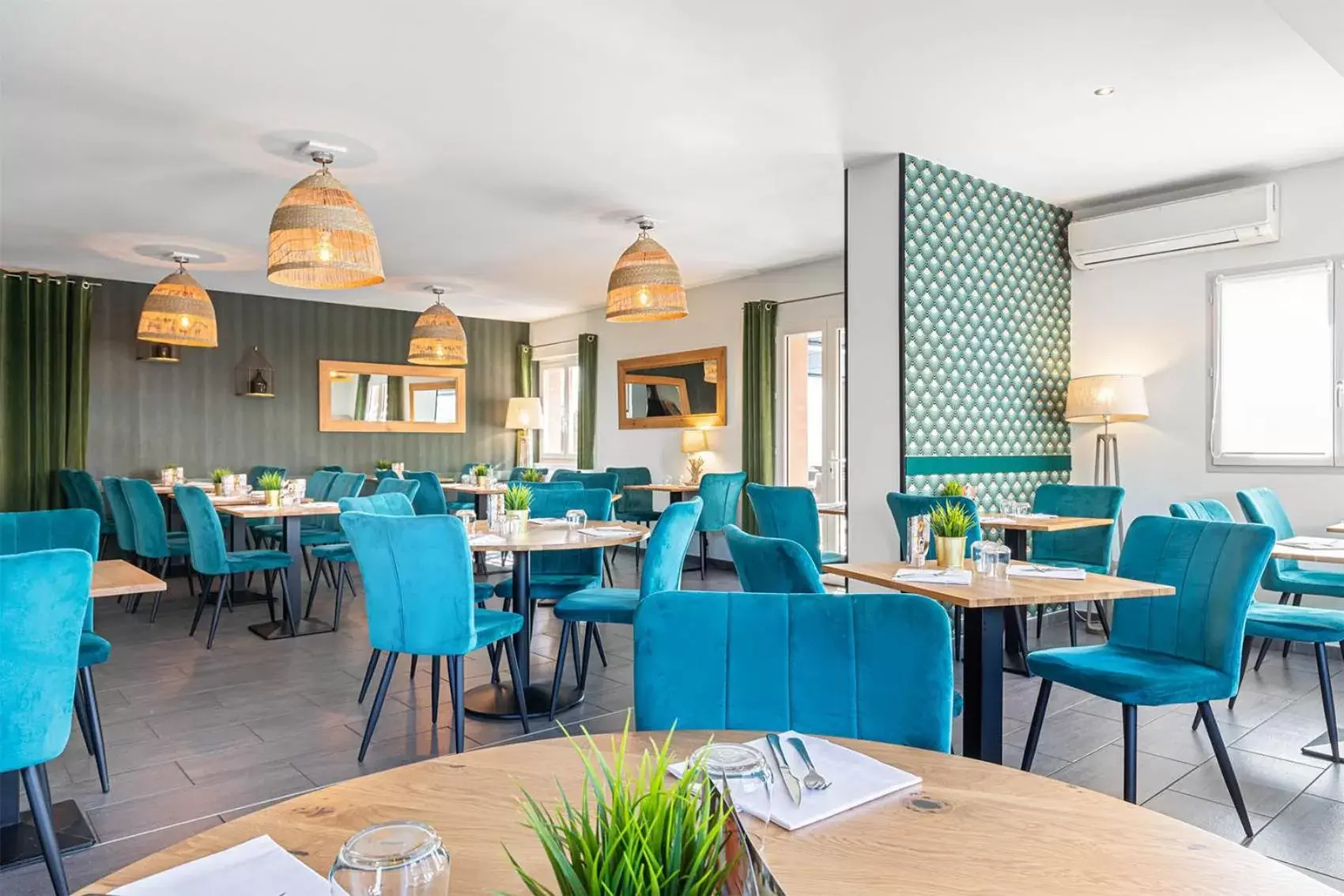 Restaurant/places to eat in Contact Hôtels Les Pierres Dorées Restaurant/places to eat in Contact Hôtels Les Pierres Dorées