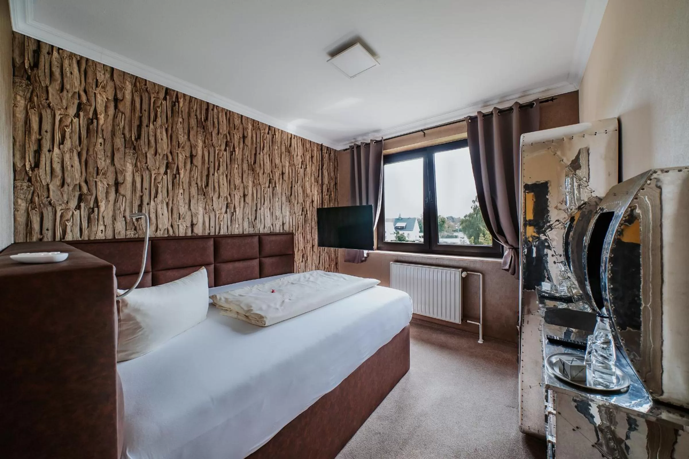 Photo of the whole room, Bed in RobrookS Hotel Garni