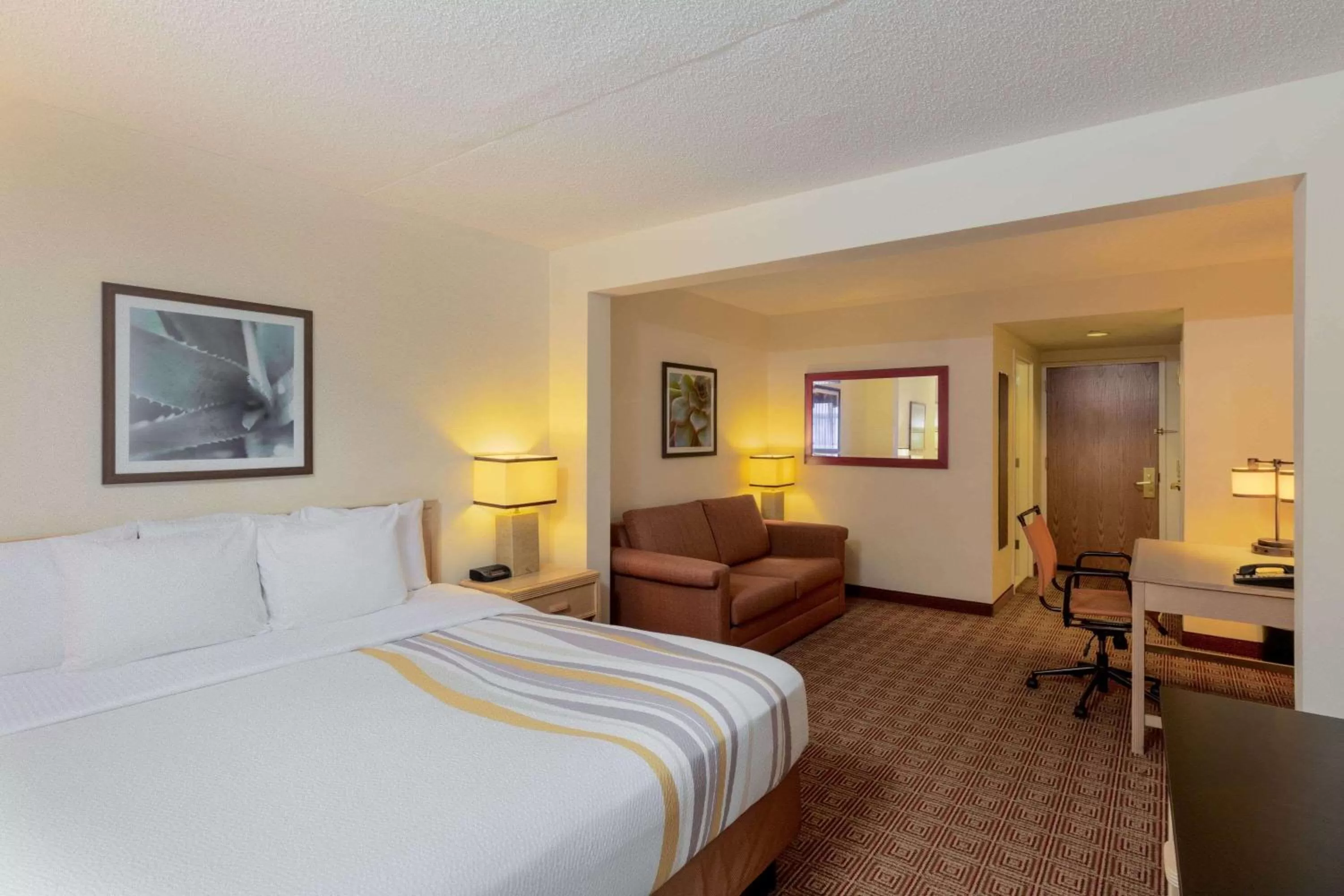Photo of the whole room, Bed in La Quinta by Wyndham Garden City