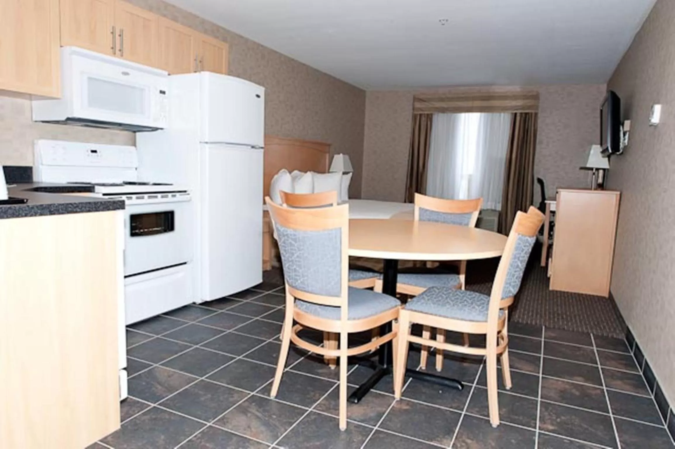 Kitchen or kitchenette in Paradise Inn and Suites