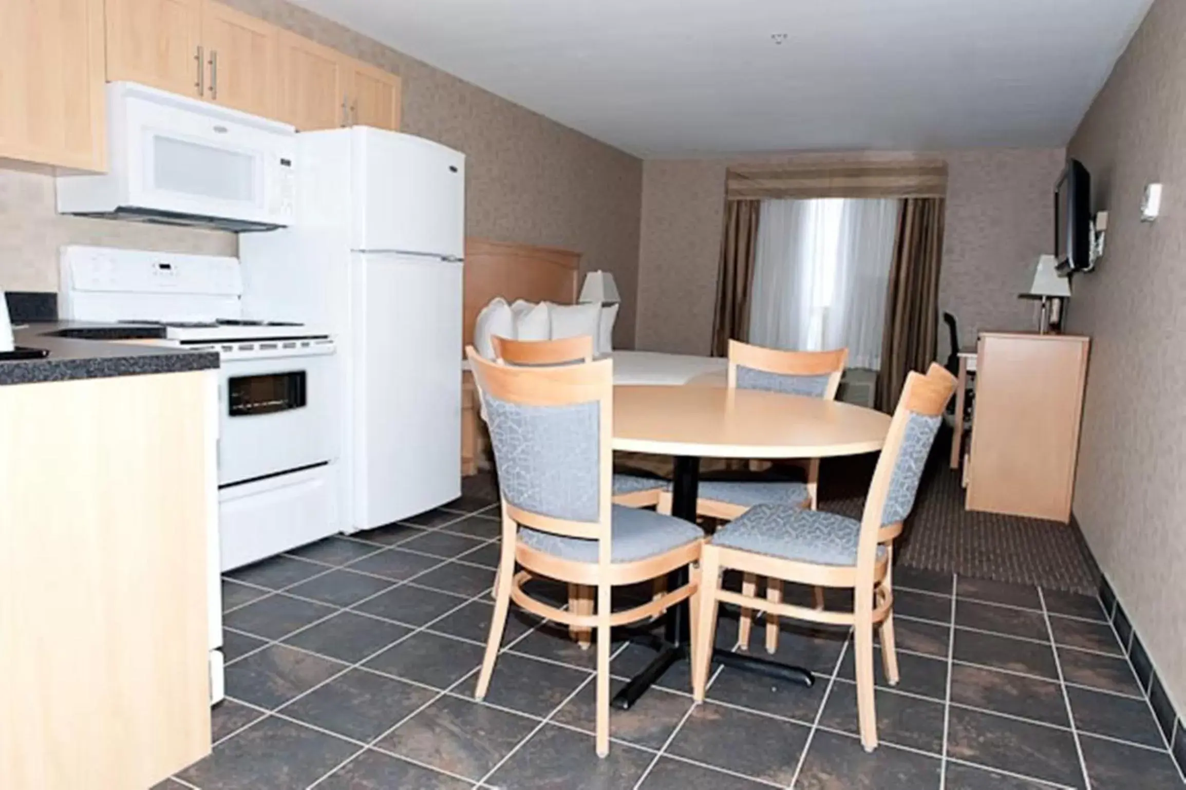 Kitchen or kitchenette, Dining Area in Paradise Inn and Suites