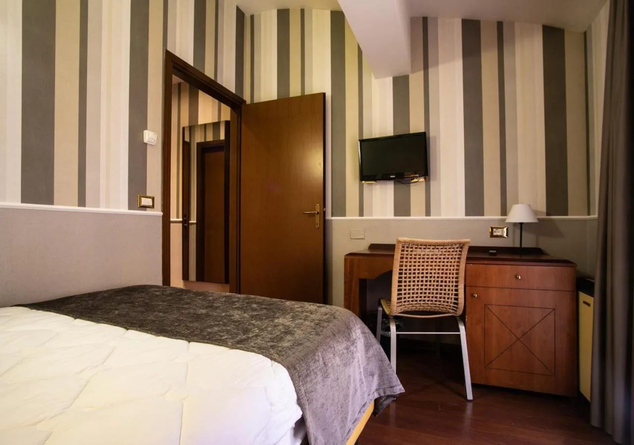 Photo of the whole room, Bed in Hotel Astoria