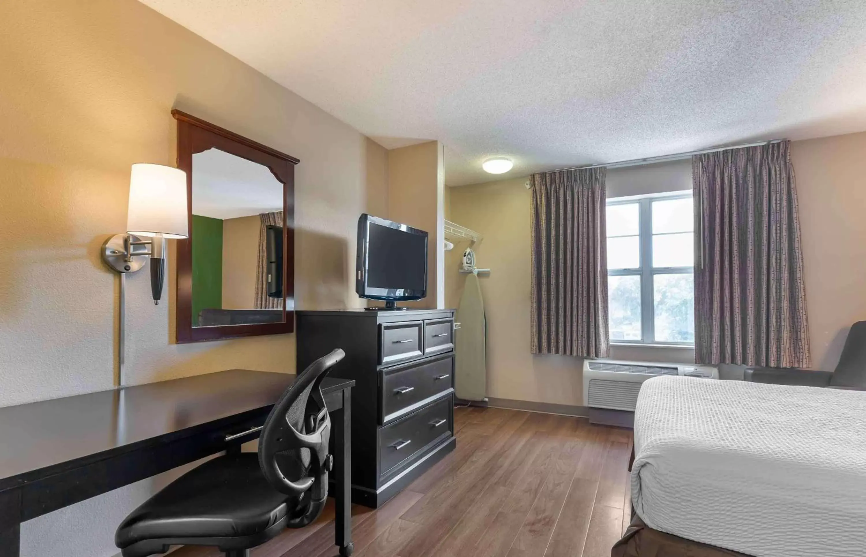 Bedroom, TV/Entertainment Center in Extended Stay America Suites - San Jose - Edenvale - North