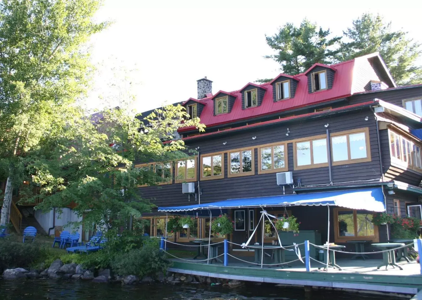 Facade/entrance, Property Building in Auberge du Lac Morency