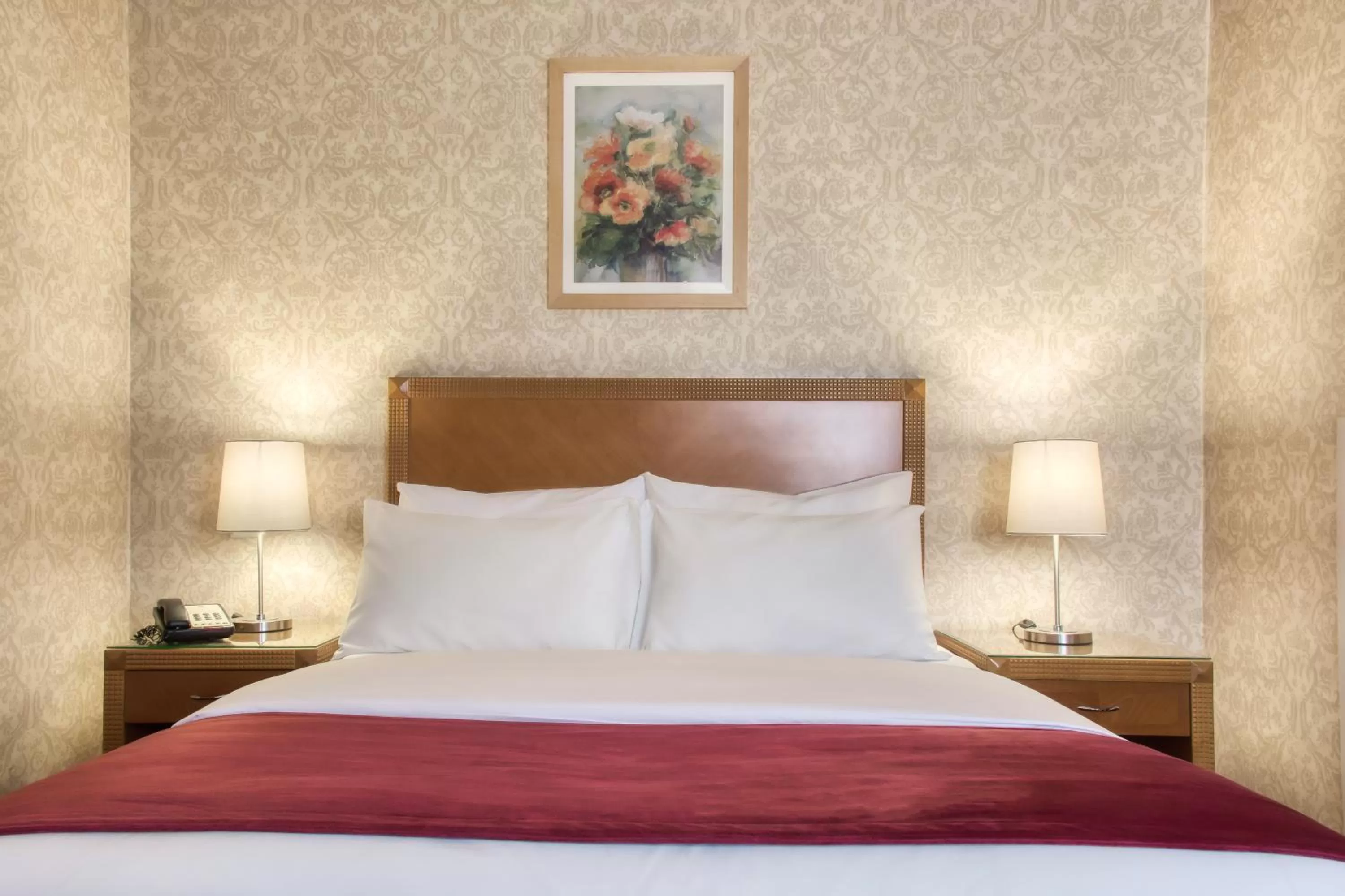 Bedroom, Bed in Geneva Hotel