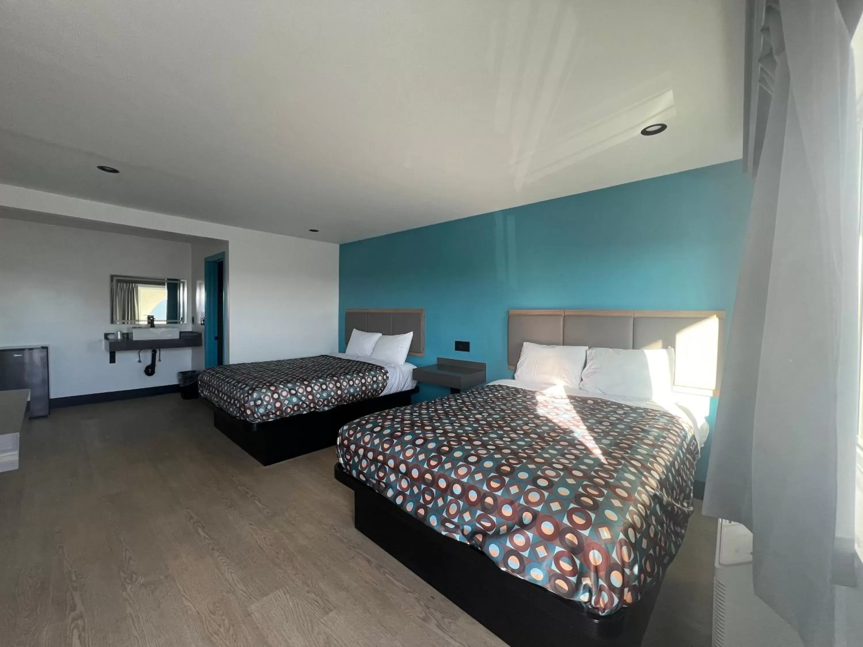 Bedroom, Bed in Palm Inn - Newly Renovated Rooms Bedroom, Bed in Palm Inn - Newly Renovated Rooms