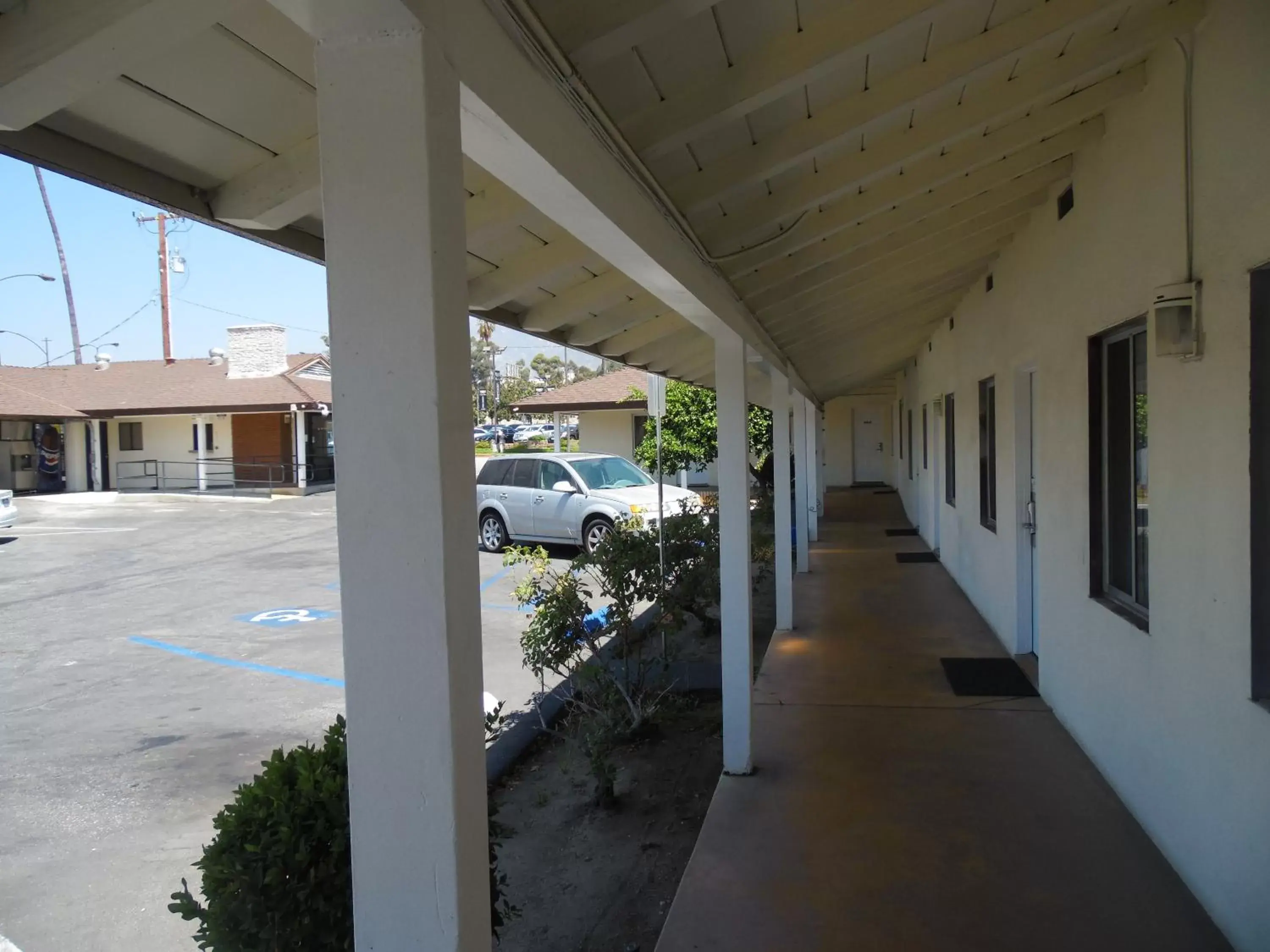 Facade/entrance in Hi-Way Host Motel Facade/entrance in Hi-Way Host Motel