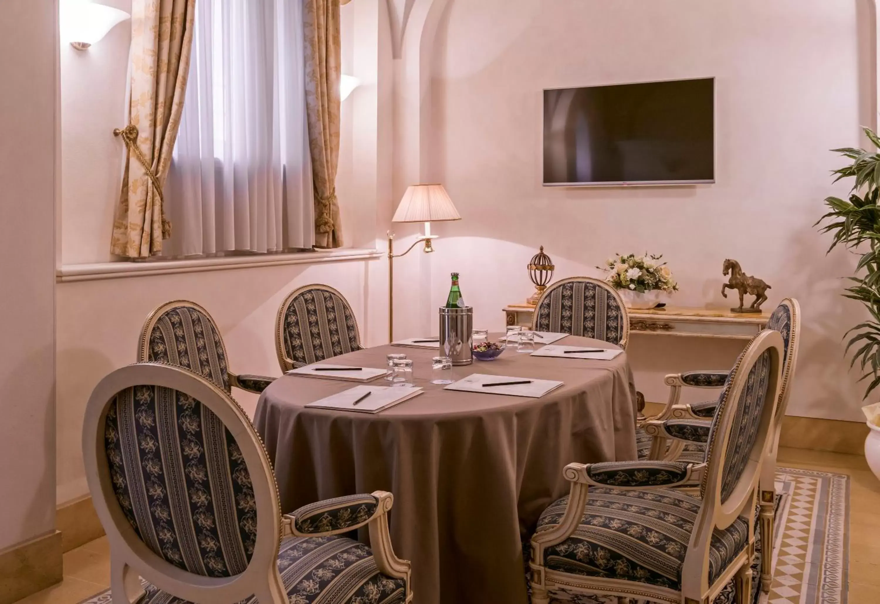 Business facilities, Restaurant/Places to Eat in Hotel Armonia