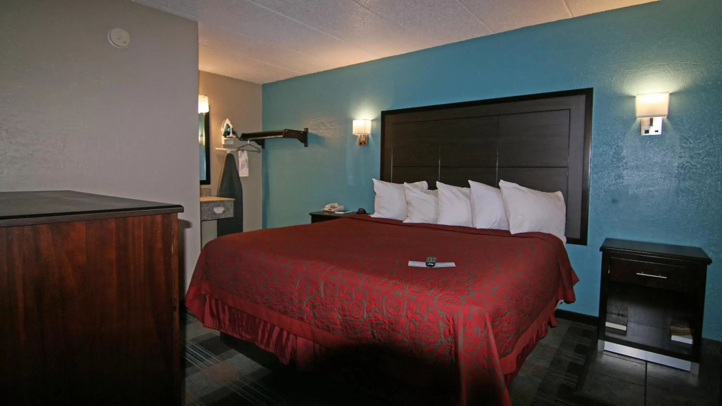 Bed in Days Inn & Suites by Wyndham Springfield on I-44