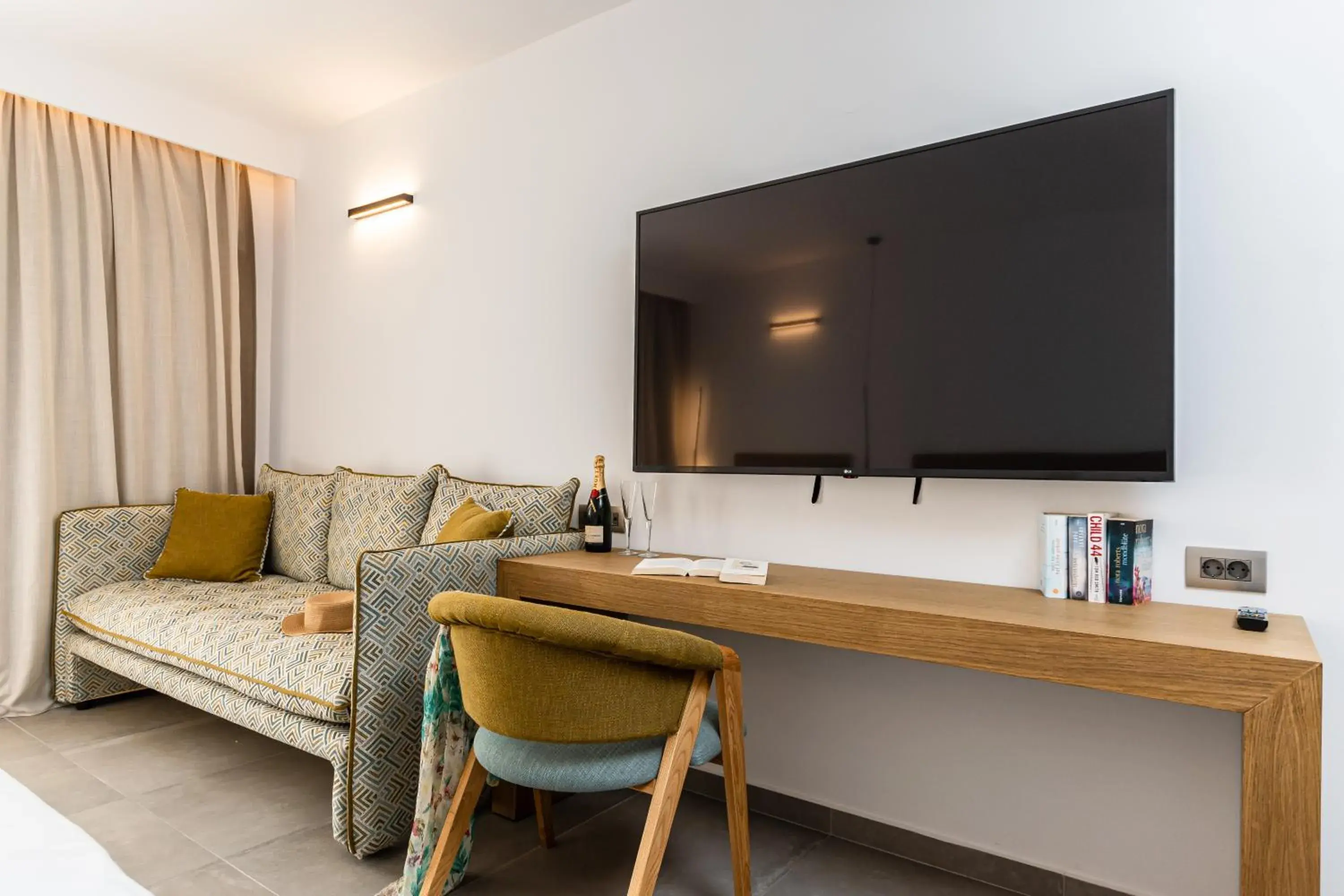 TV and multimedia, TV/Entertainment Center in Naxos Resort Beach Hotel