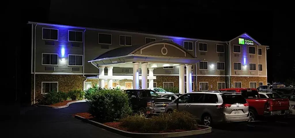 Property Building in Holiday Inn Express - Ludlow - Chicopee Area, an IHG Hotel