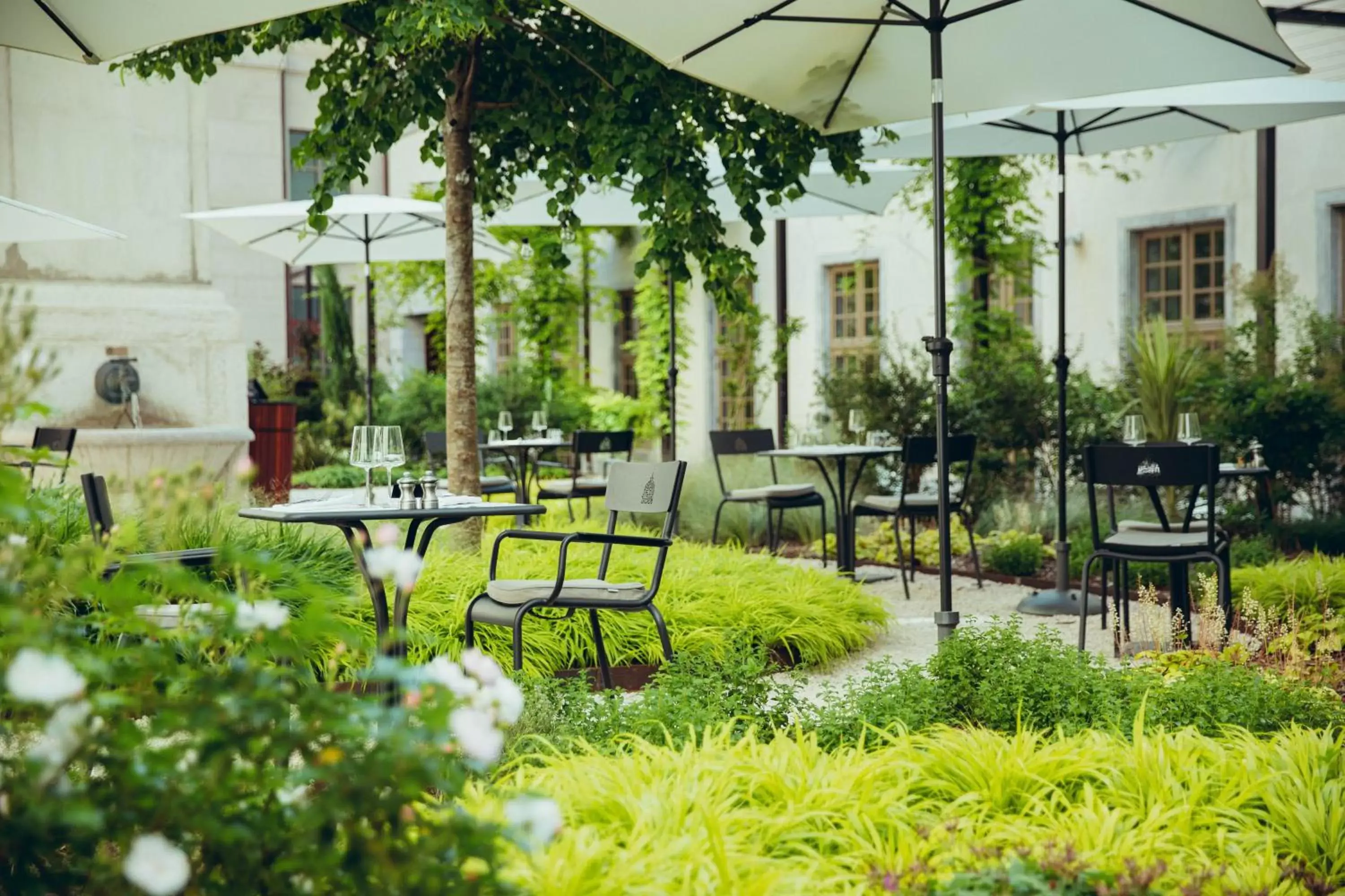 Restaurant/places to eat, Garden in InterContinental Lyon - Hotel Dieu, an IHG Hotel