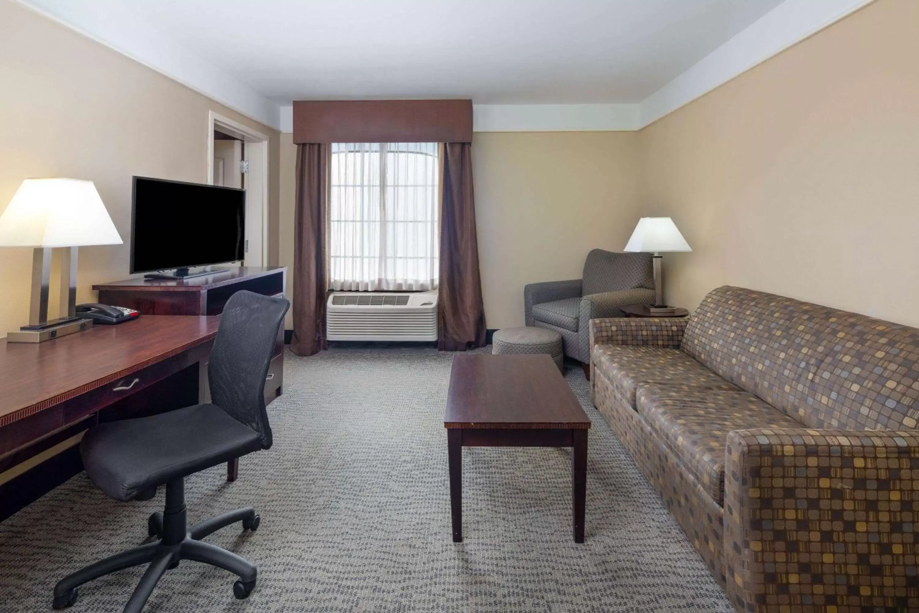 Bed, Seating Area in La Quinta by Wyndham Savannah Airport - Pooler