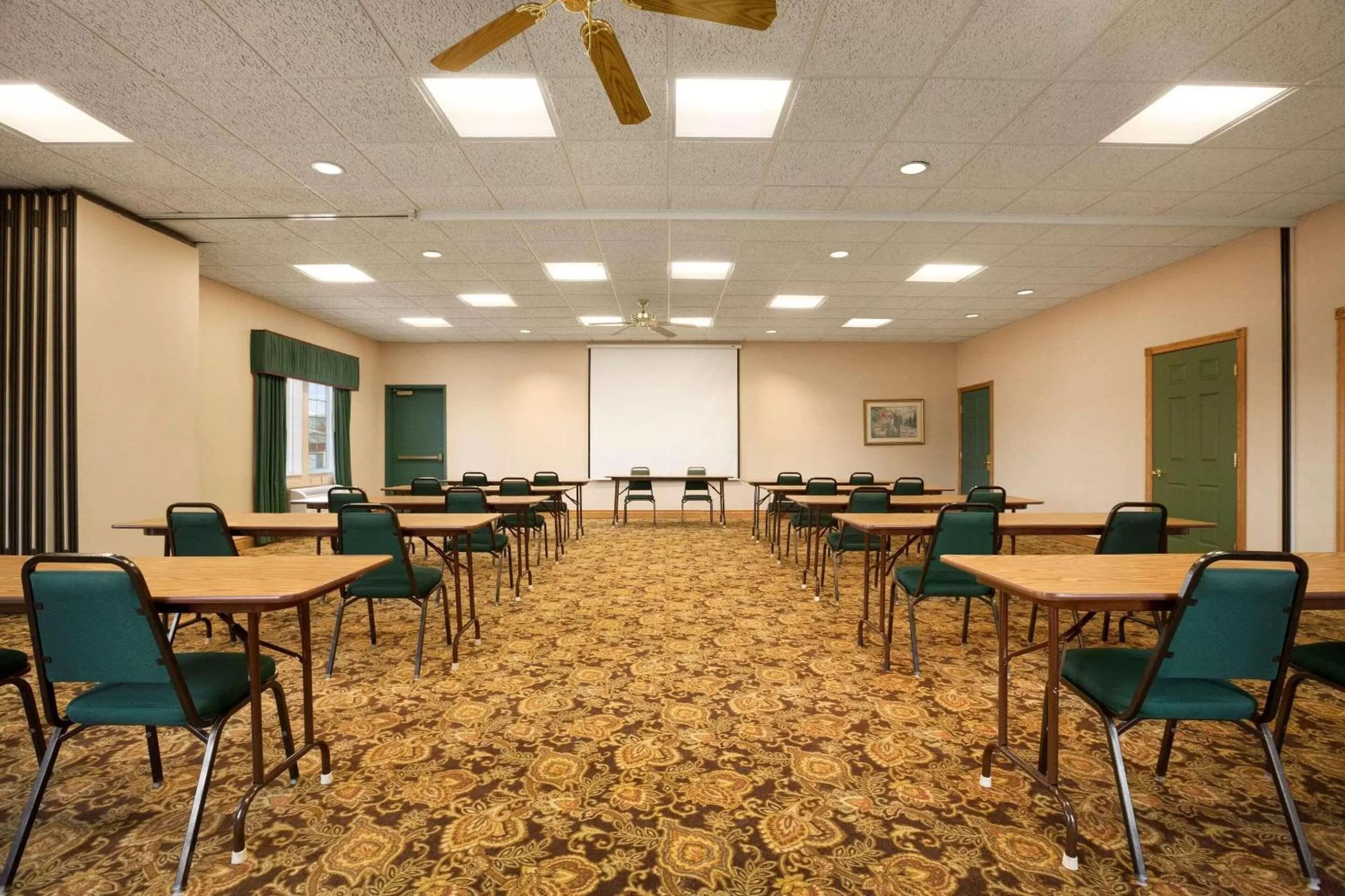 Meeting/conference room in Country Inn & Suites by Radisson, Kalamazoo, MI