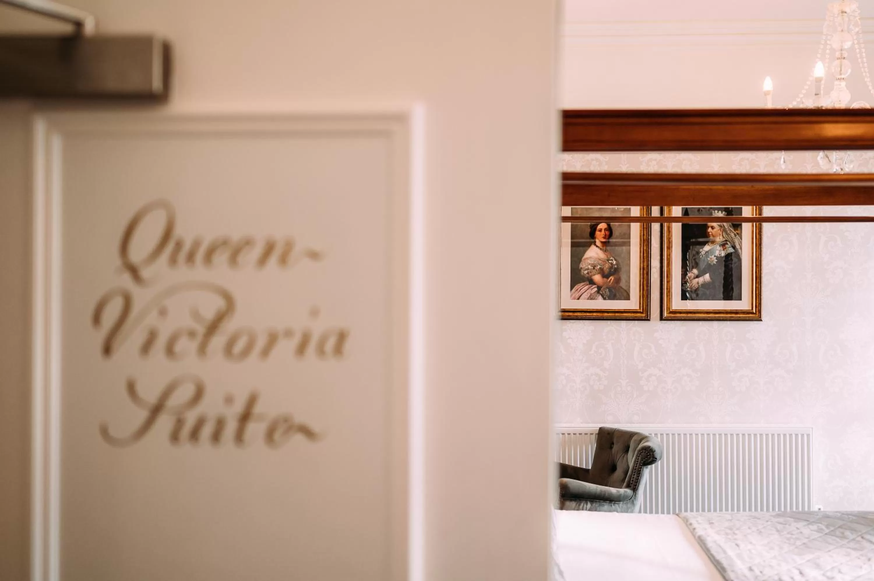 Bedroom, Bed in The Queens Hotel