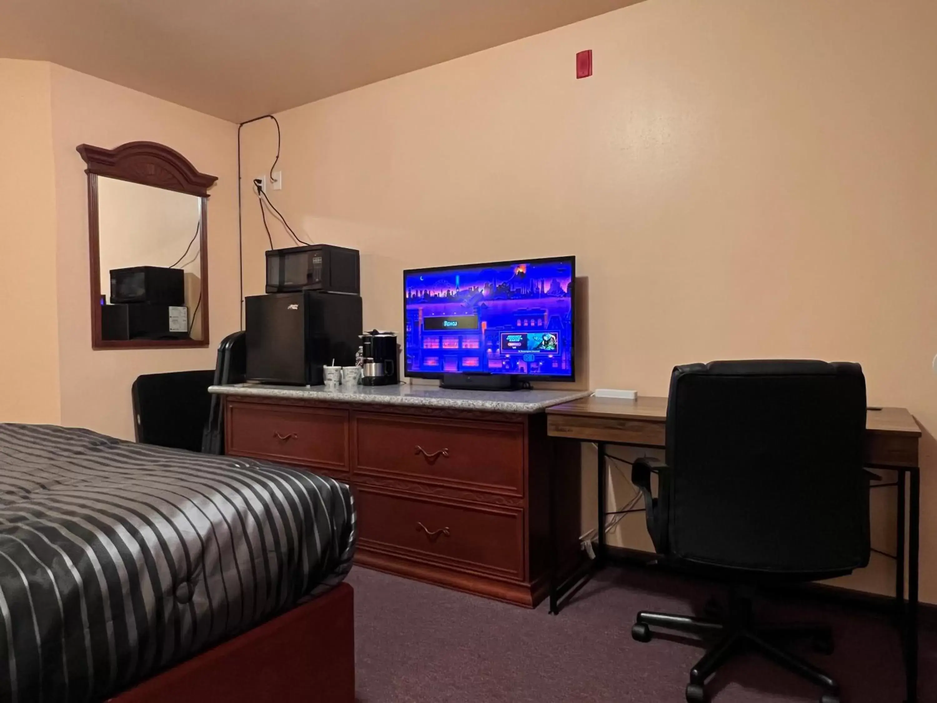 TV/Entertainment Center in Frazier View Motel