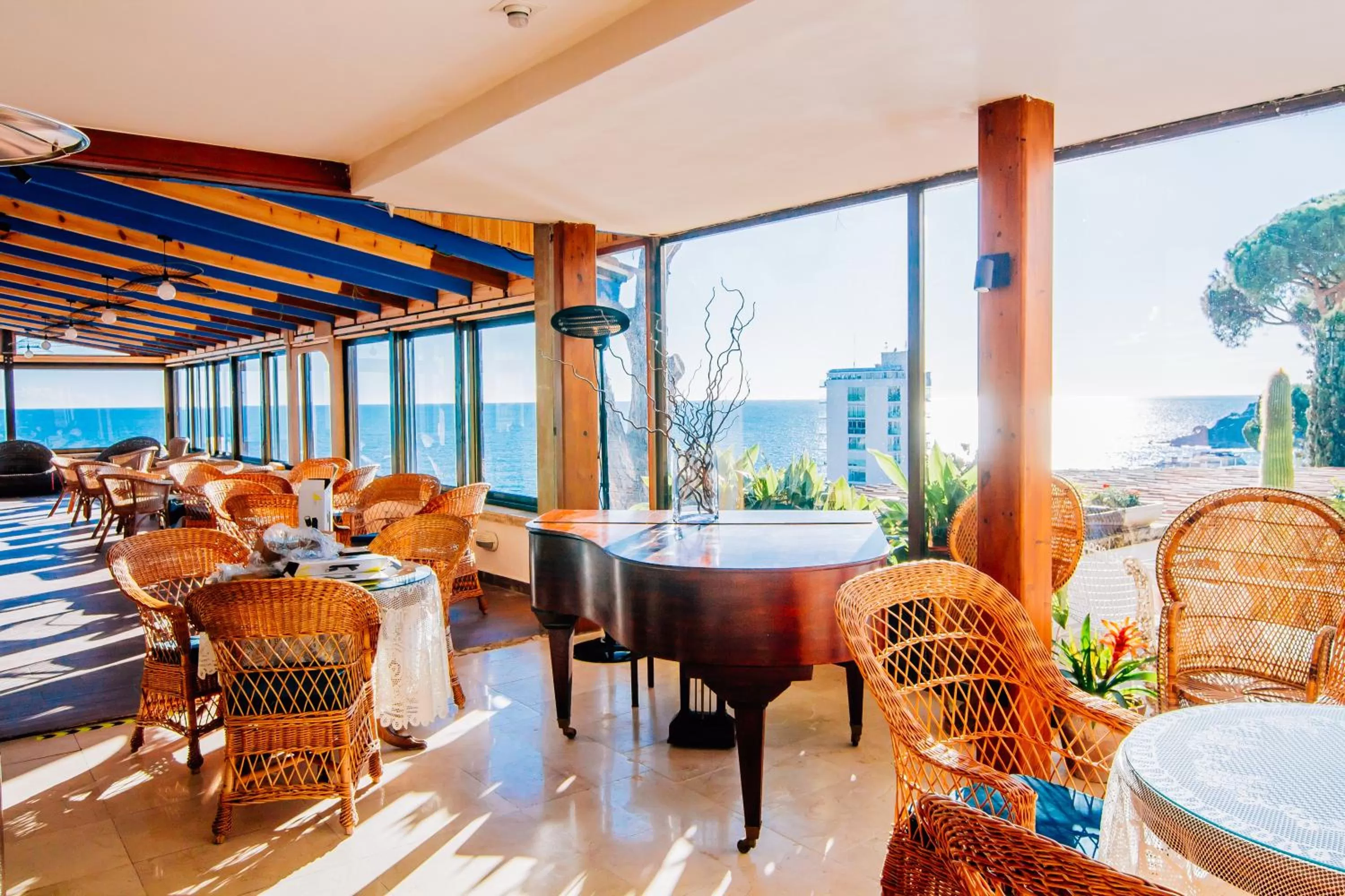 Lounge or bar in Hotel Roger de Flor by Seleqtta