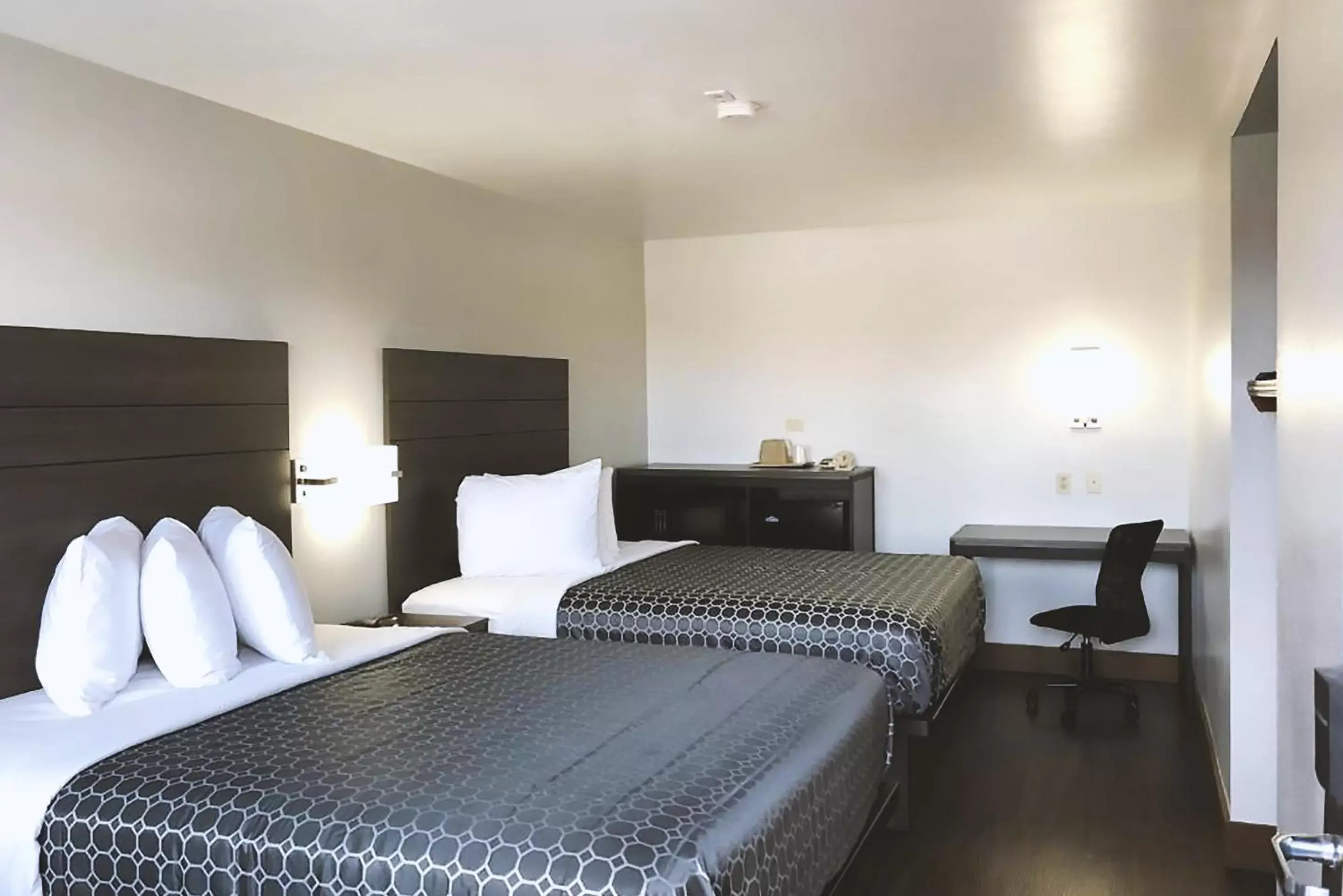 Deluxe Queen Room with Two Queen Beds in Blue Way Inn By Jasper Near Frost Bank Center Deluxe Queen Room with Two Queen Beds in Blue Way Inn By Jasper Near Frost Bank Center