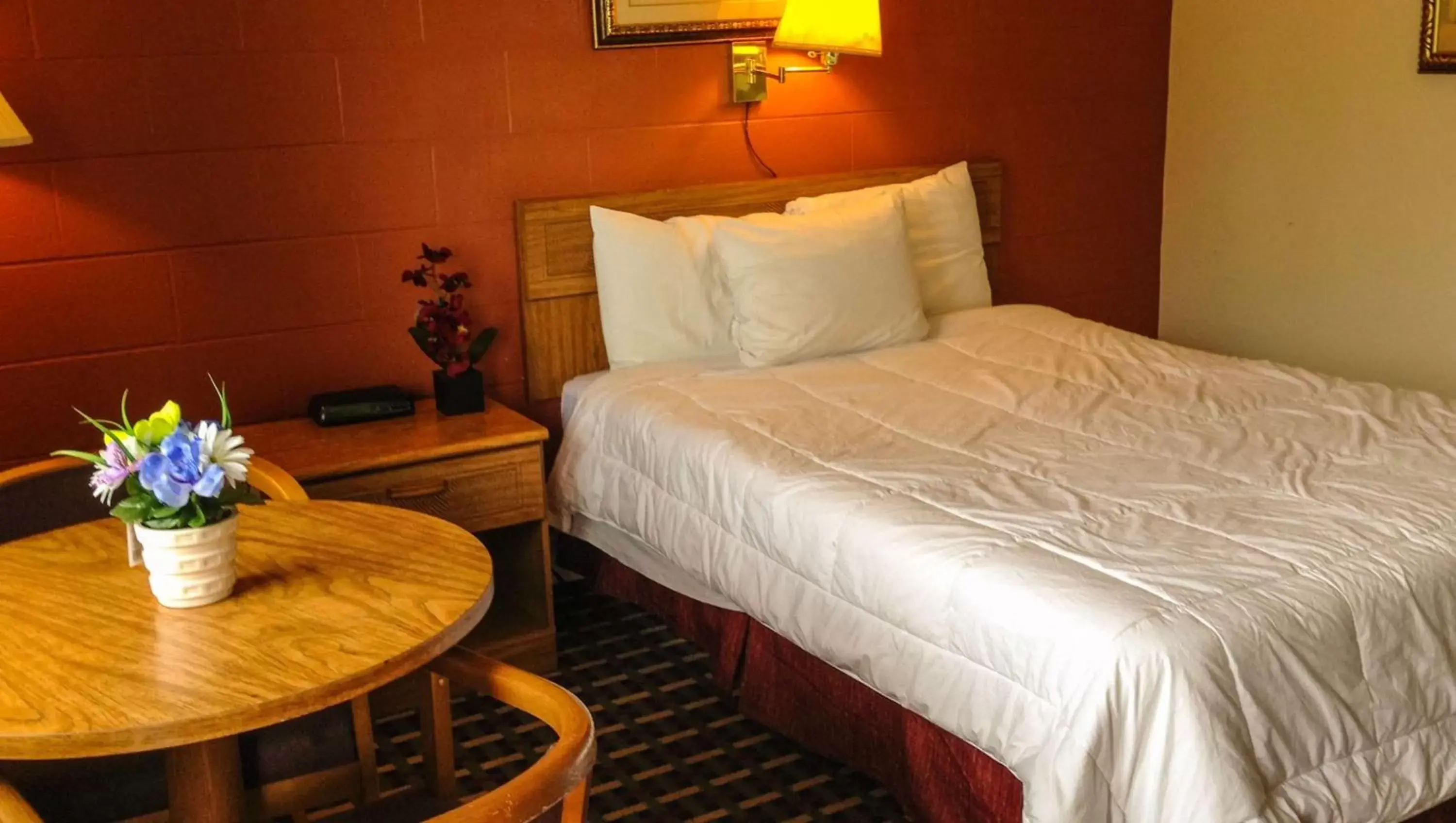 Photo of the whole room, Bed in Manchester Inn