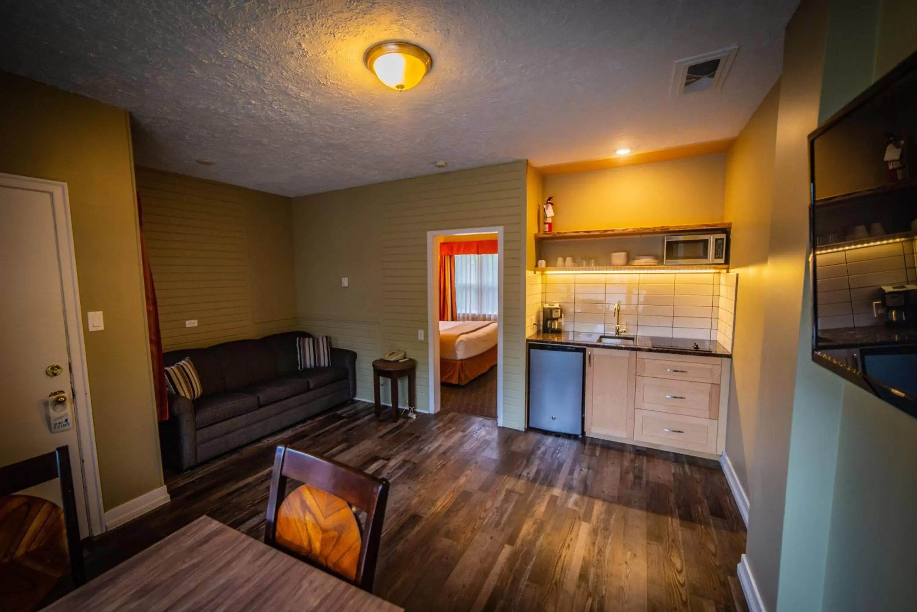 Living room, Kitchen/Kitchenette in Alpine Inn & Suites