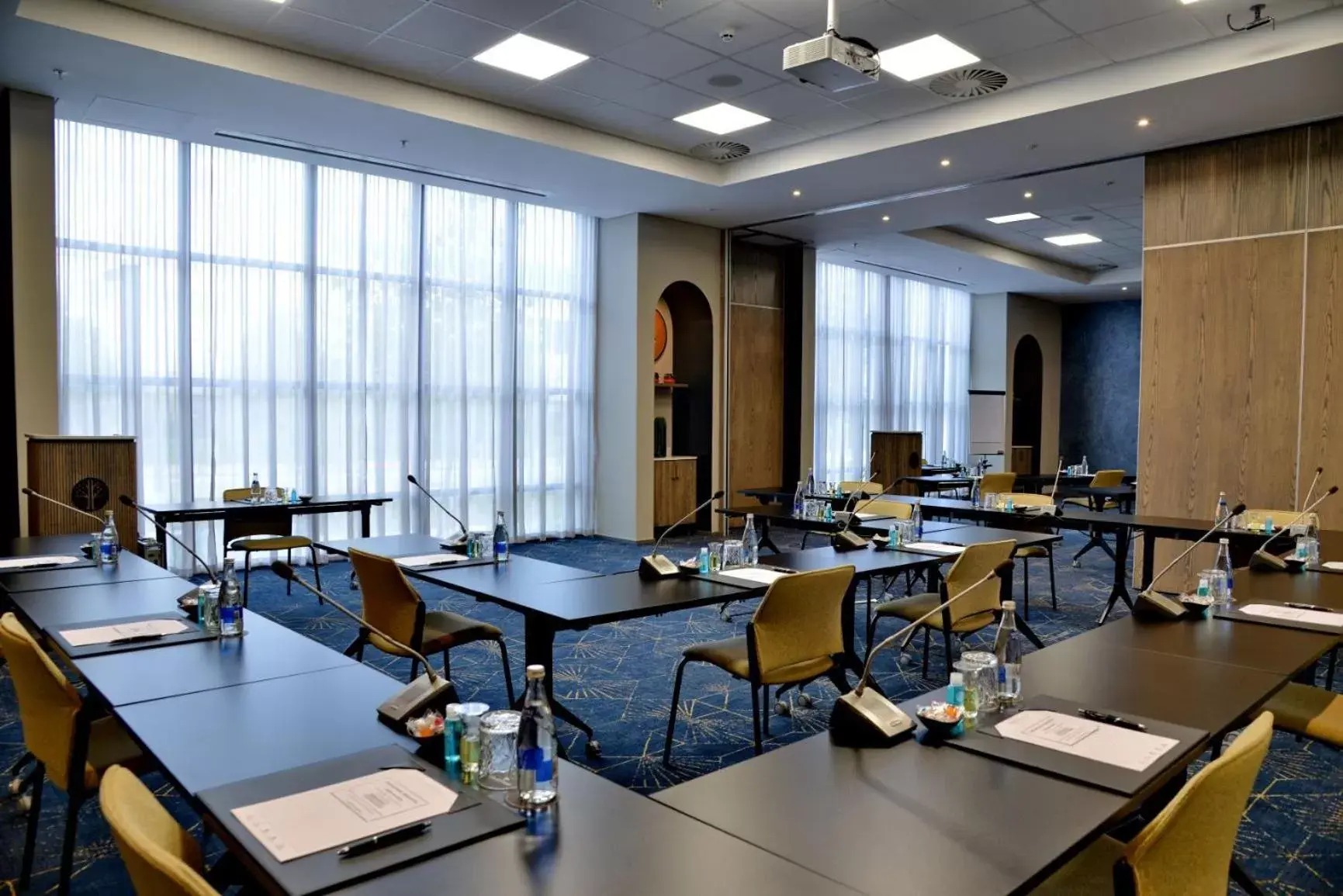 Meeting/conference room, Restaurant/Places to Eat in Courtyard Hotel Waterfall City