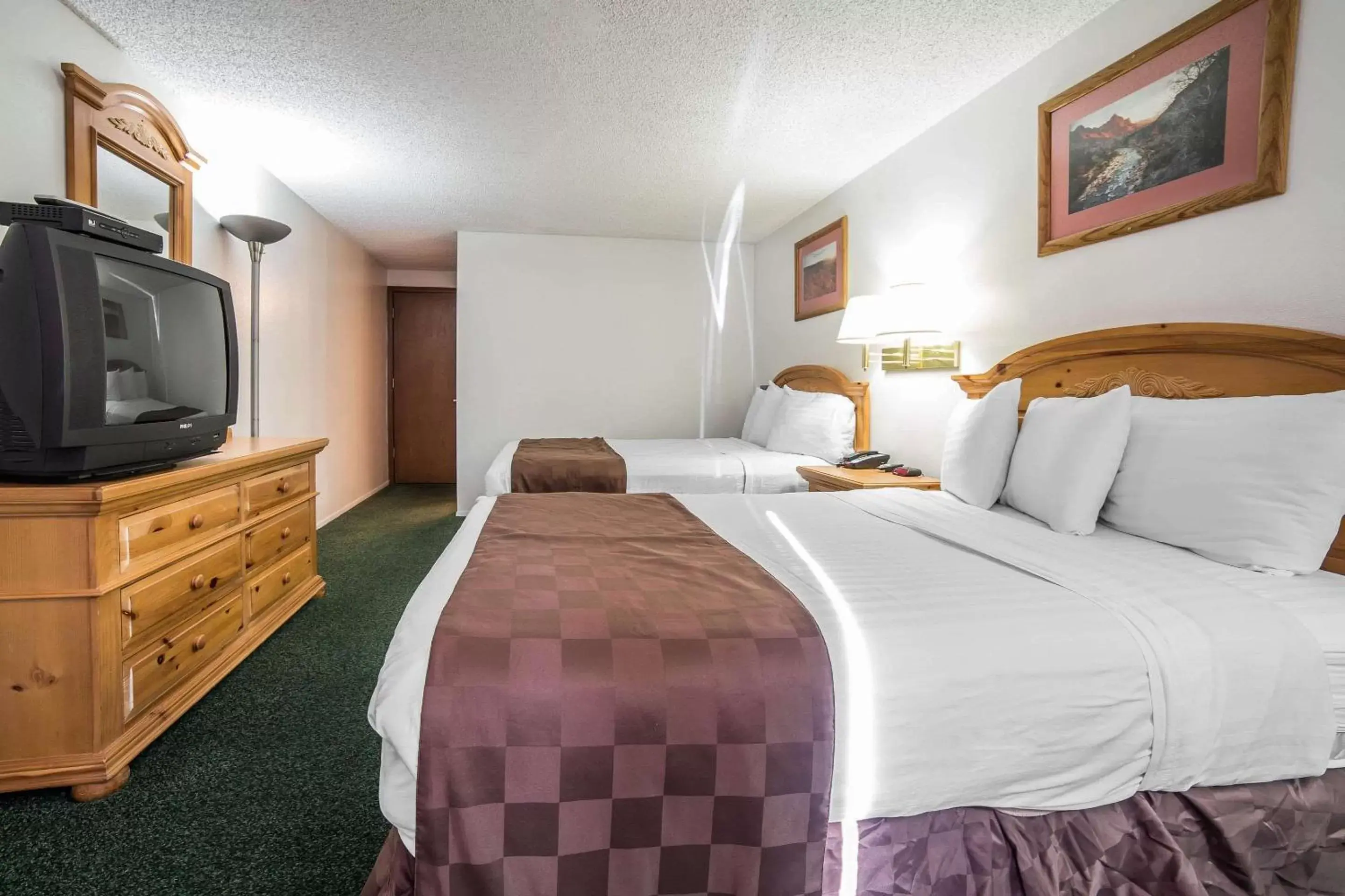 Photo of the whole room, Bed in Rodeway Inn Bryce Canyon