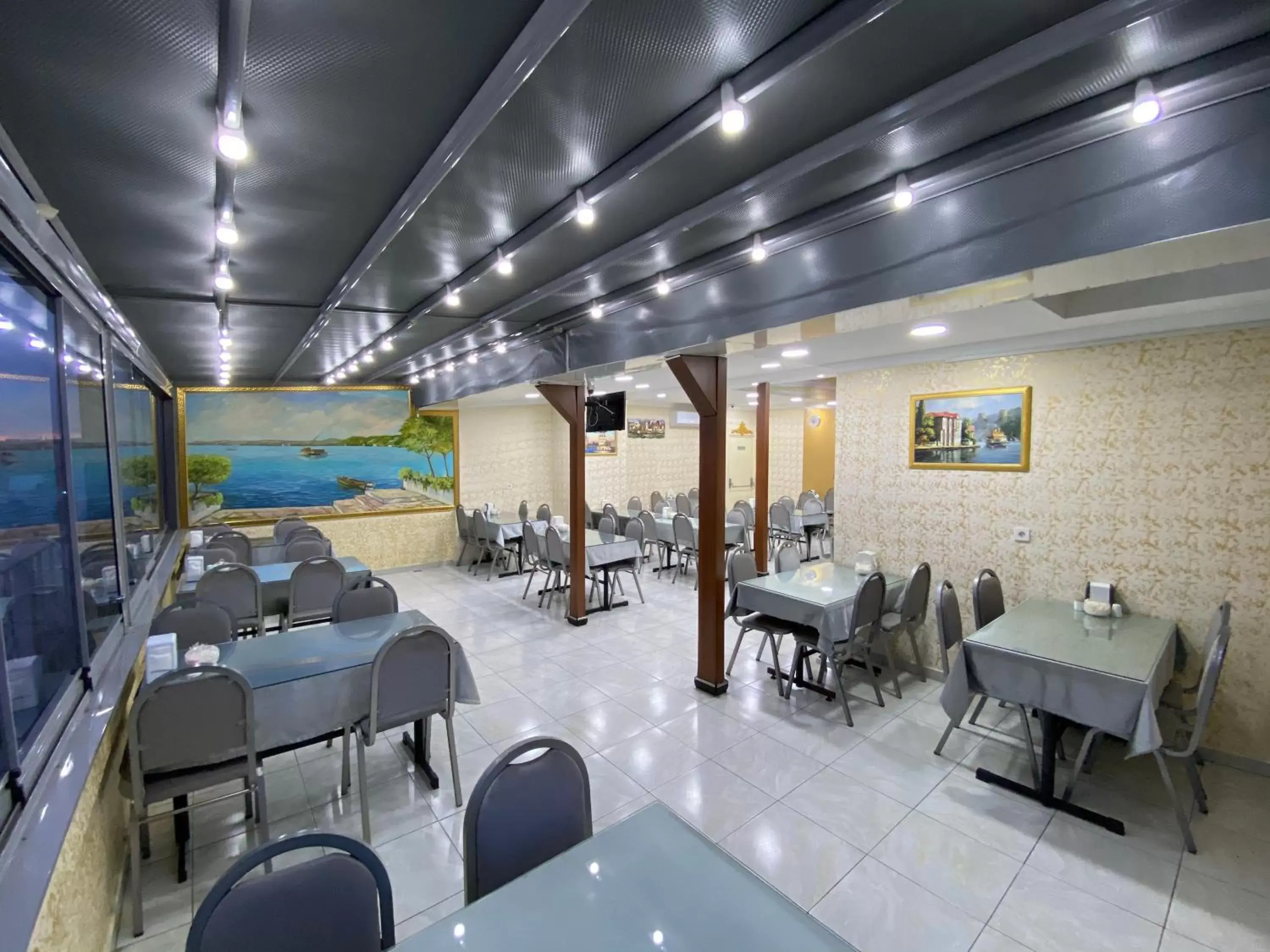 Restaurant/Places to Eat in Grand Oral Hotel