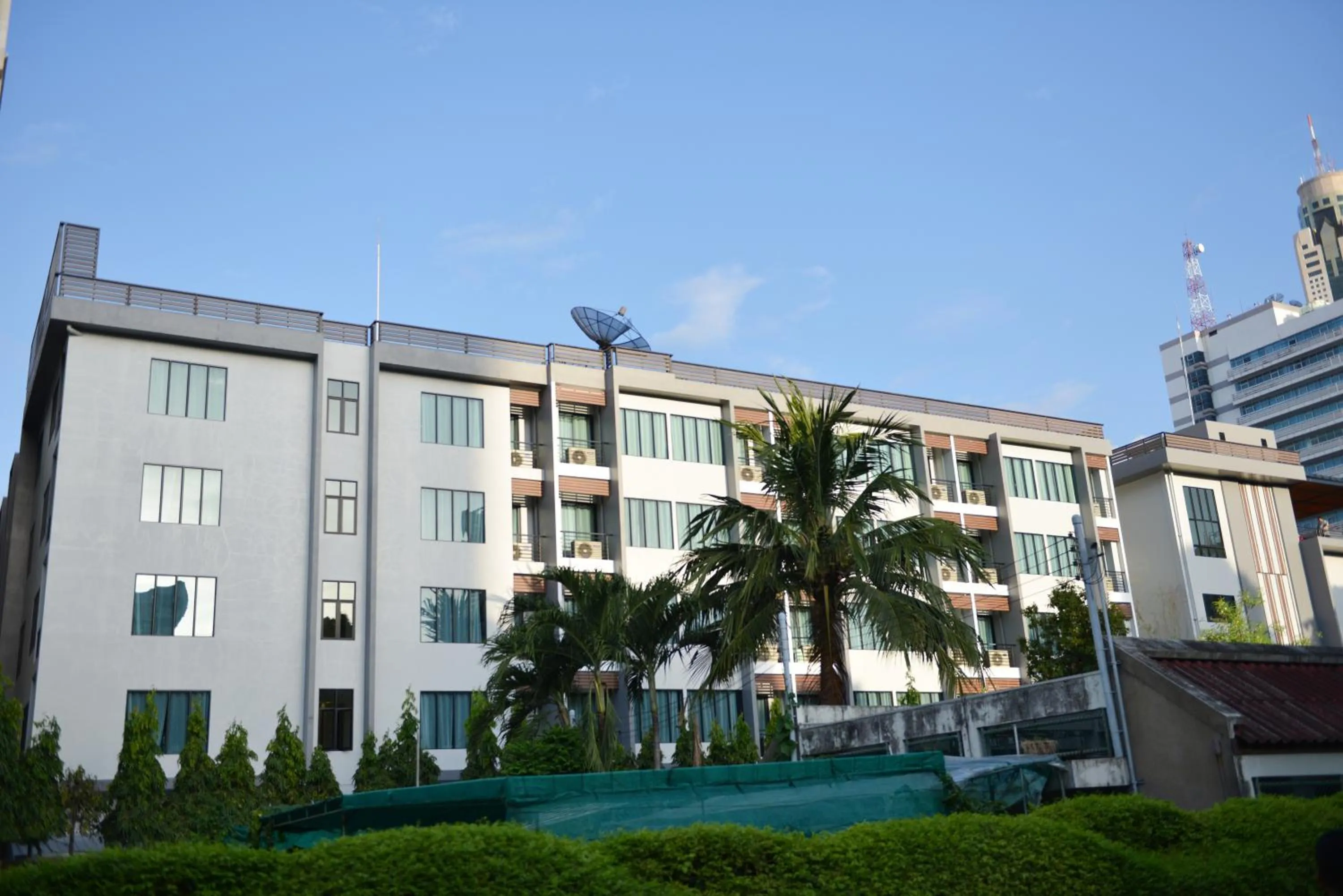 Property building in Picnic Hotel Bangkok - Rang Nam