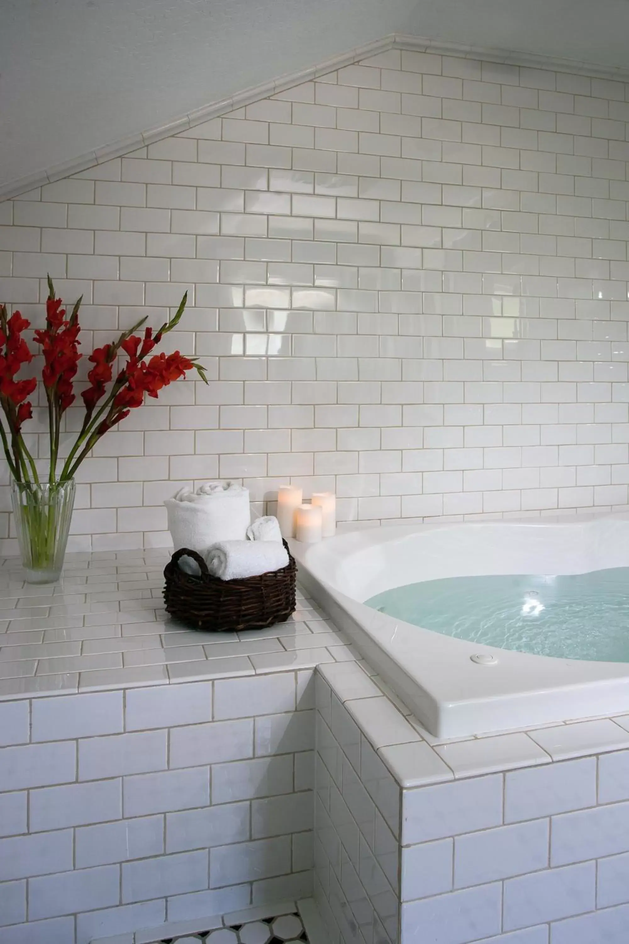 Bathroom, Swimming Pool in Craftsman Inn