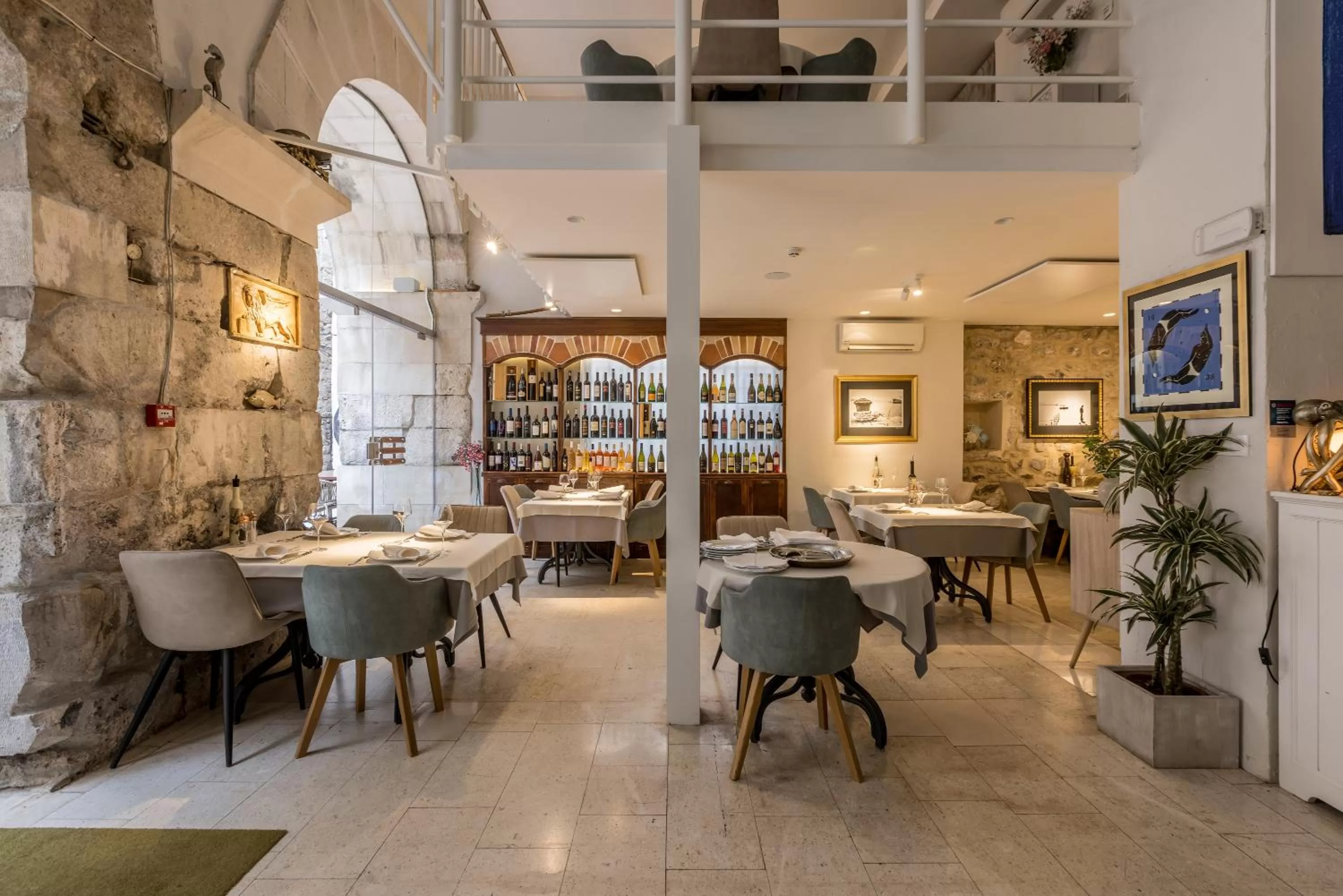 Property building in Leonis Restaurant & Rooms