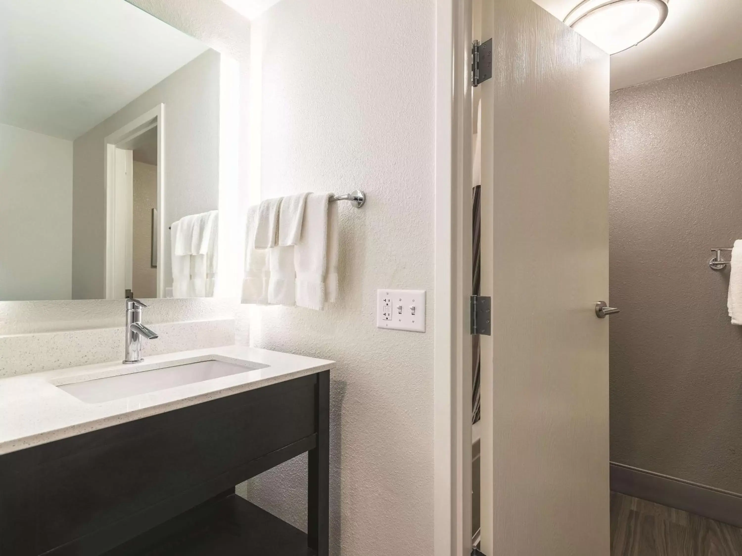 Photo of the whole room, Bathroom in La Quinta Inn by Wyndham Fresno Yosemite