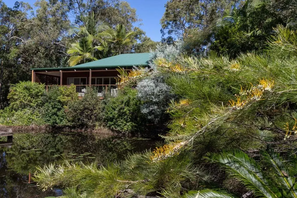 Property Building in Lake Weyba Cottages Noosa