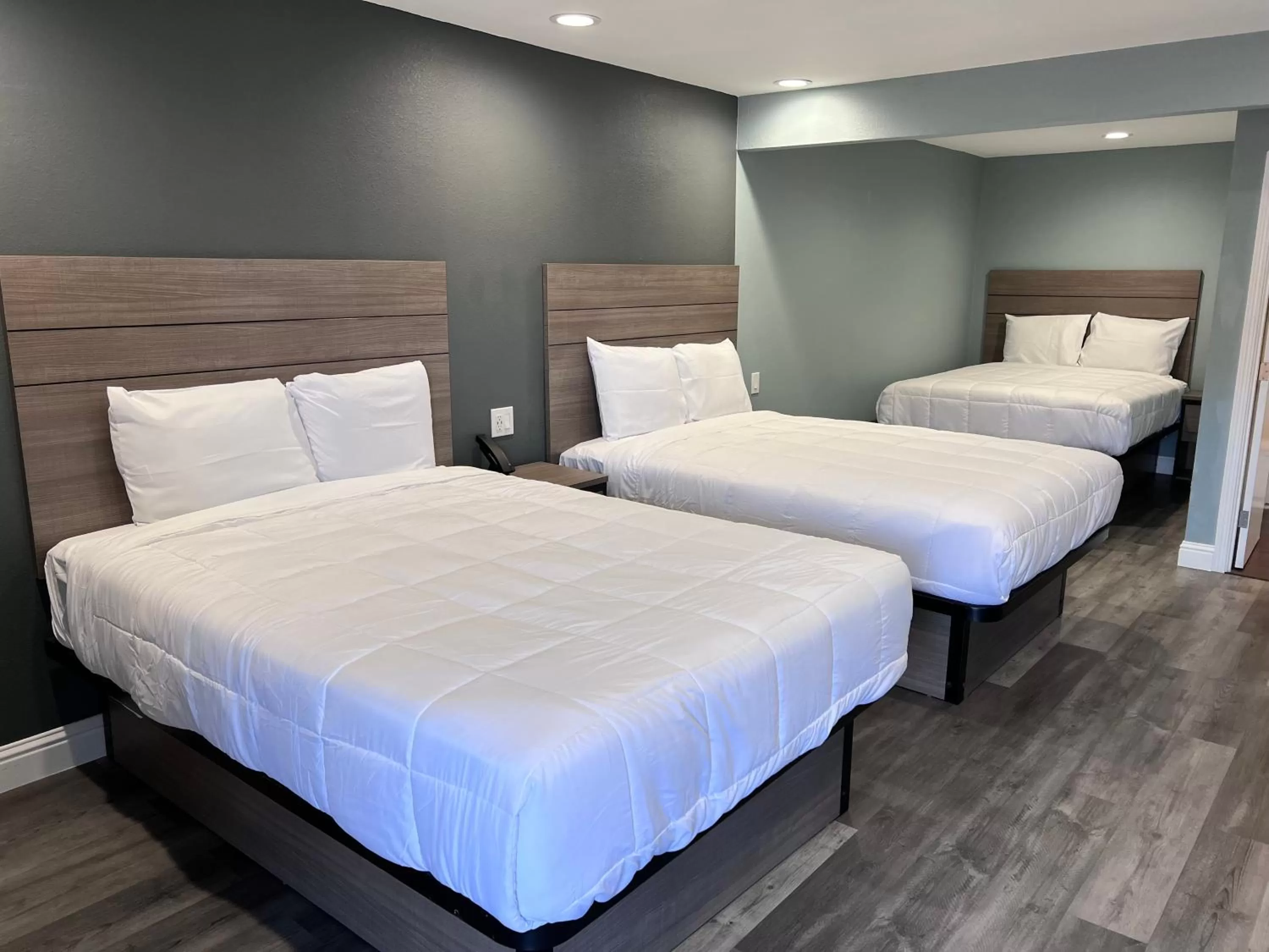 Bed in Surf City Inn & Suites